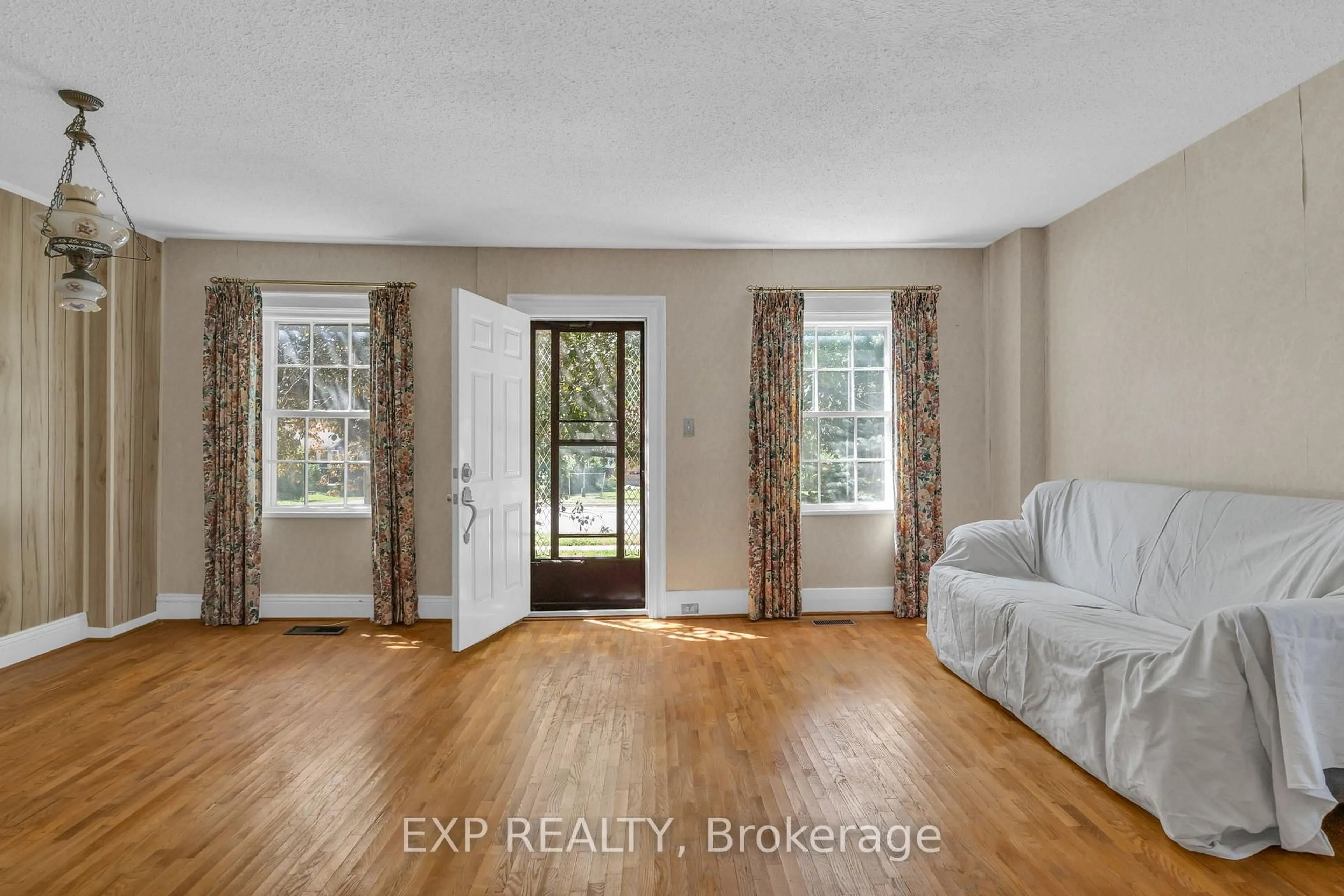 Indoor entryway for 39 River St, Georgina Ontario L0E 1R0