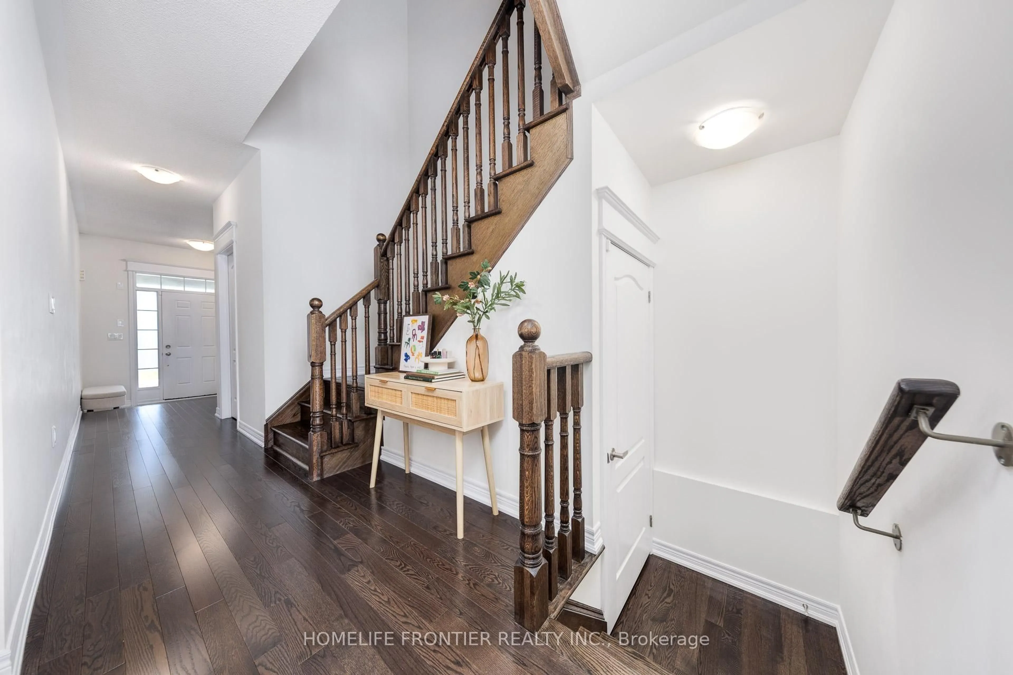 Indoor entryway for 29 Bellflower Lane, Richmond Hill Ontario L4E 0E4