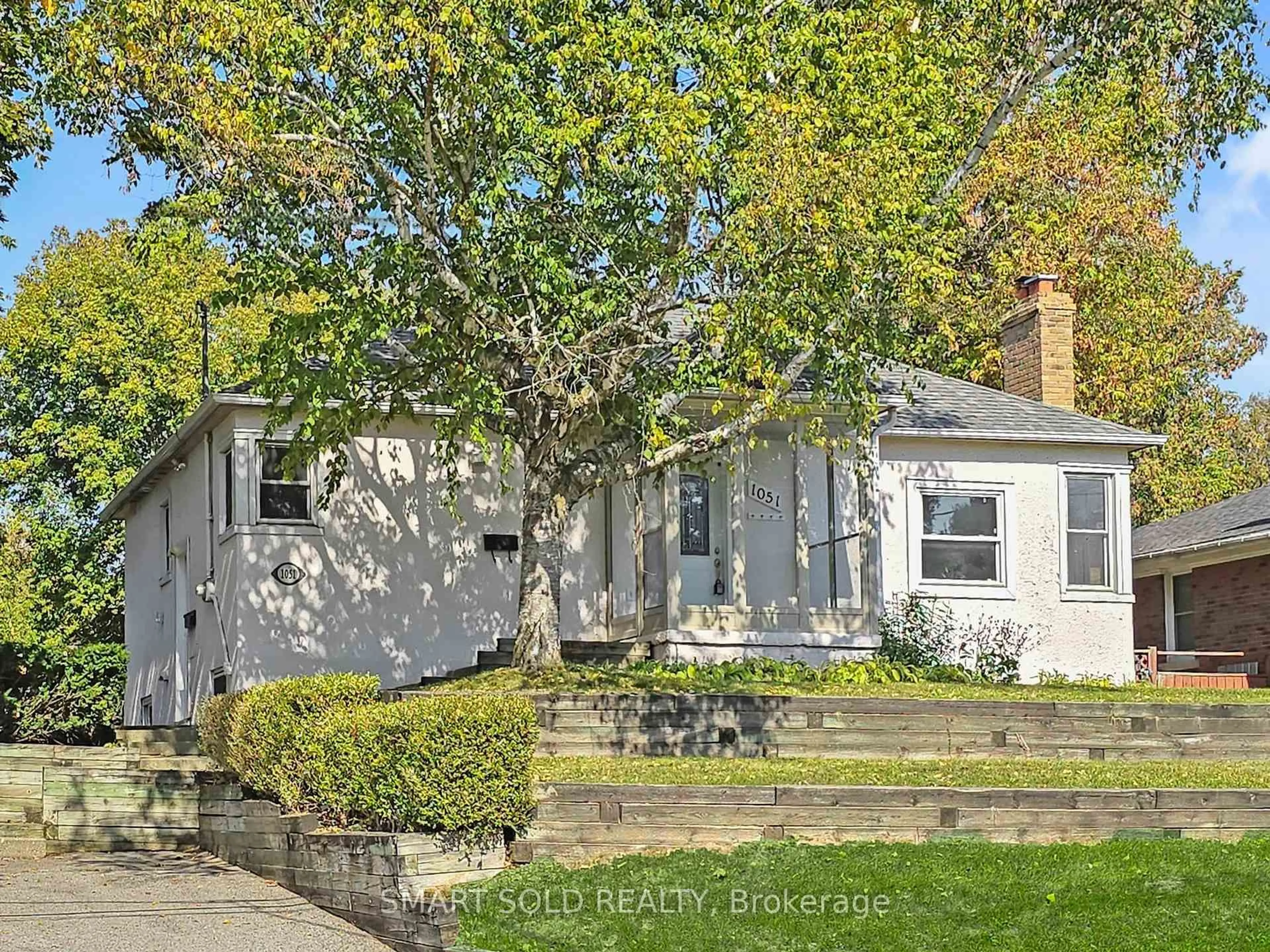 A pic from outside/outdoor area/front of a property/back of a property/a pic from drone, street for 1051 Janette St, Newmarket Ontario L3Y 3C4