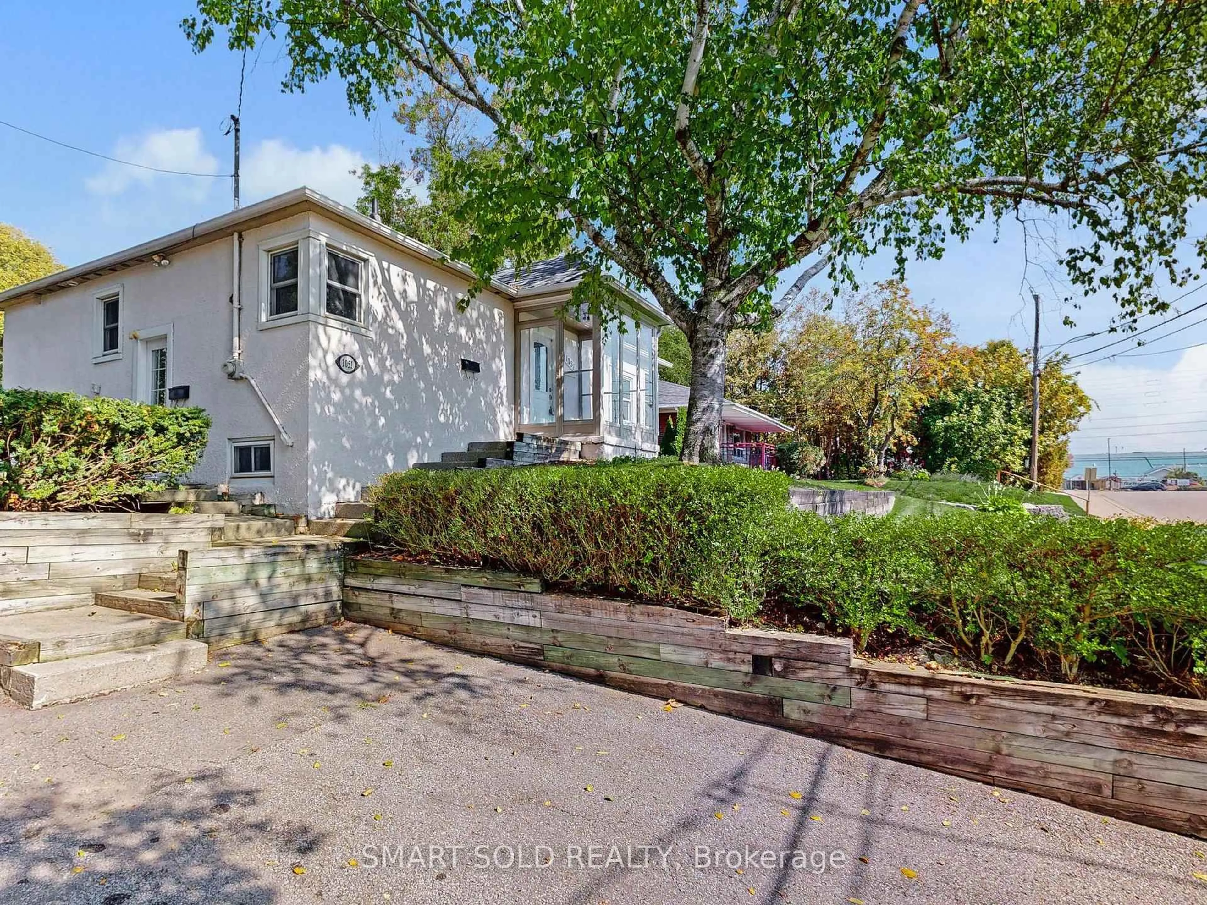 A pic from outside/outdoor area/front of a property/back of a property/a pic from drone, street for 1051 Janette St, Newmarket Ontario L3Y 3C4