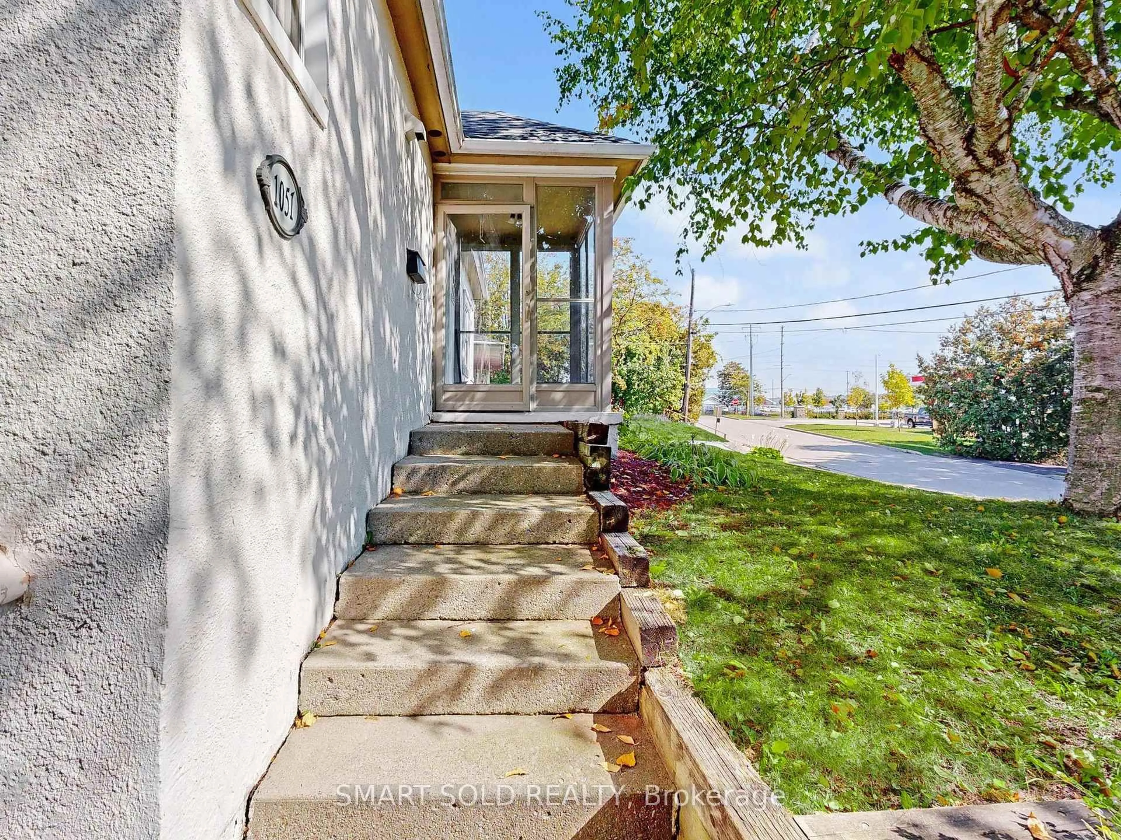 Unknown for 1051 Janette St, Newmarket Ontario L3Y 3C4