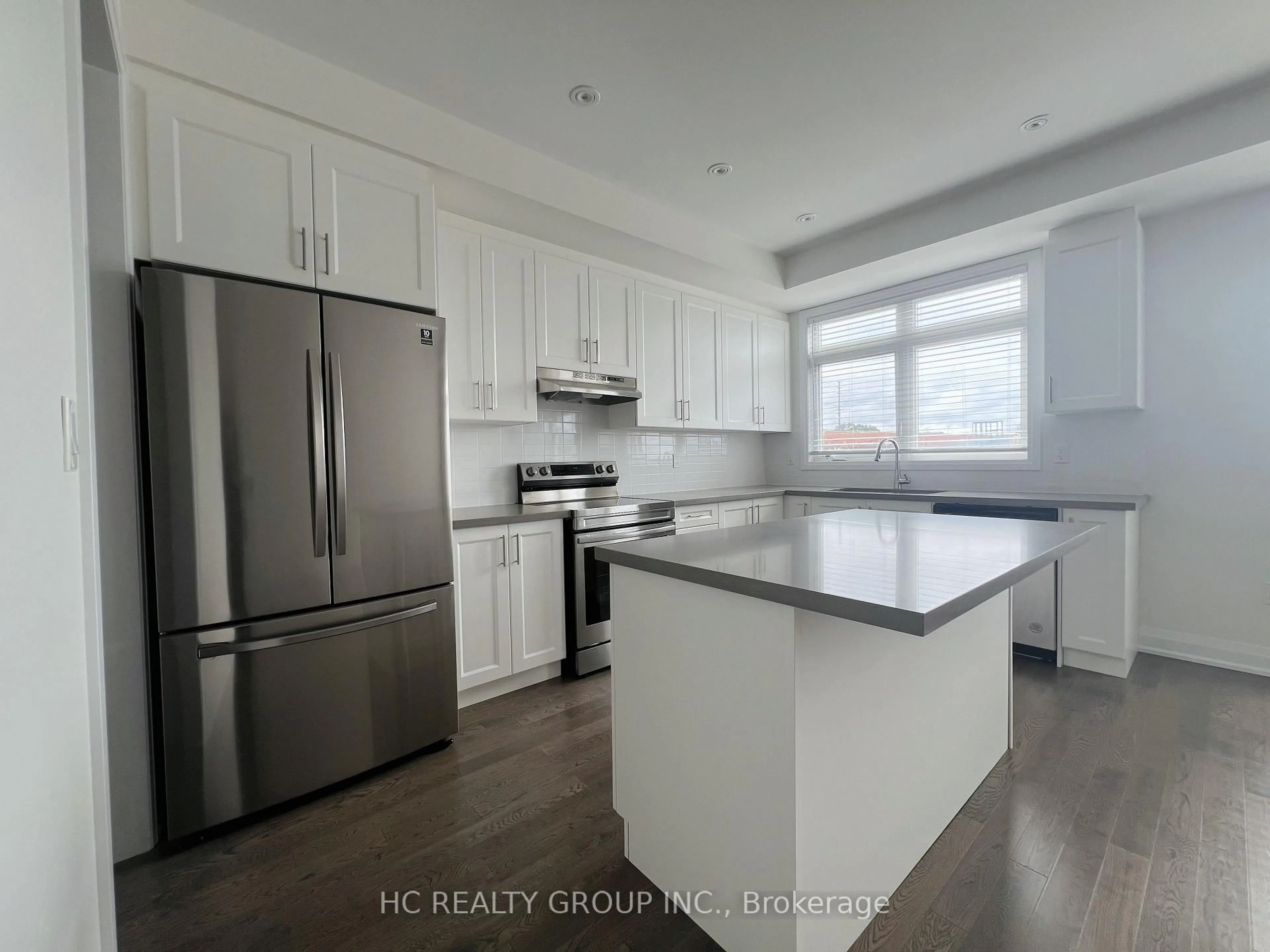 Open concept kitchen, wood/laminate floor for 142 Moneypenny Pl, Vaughan Ontario L4J 0L1