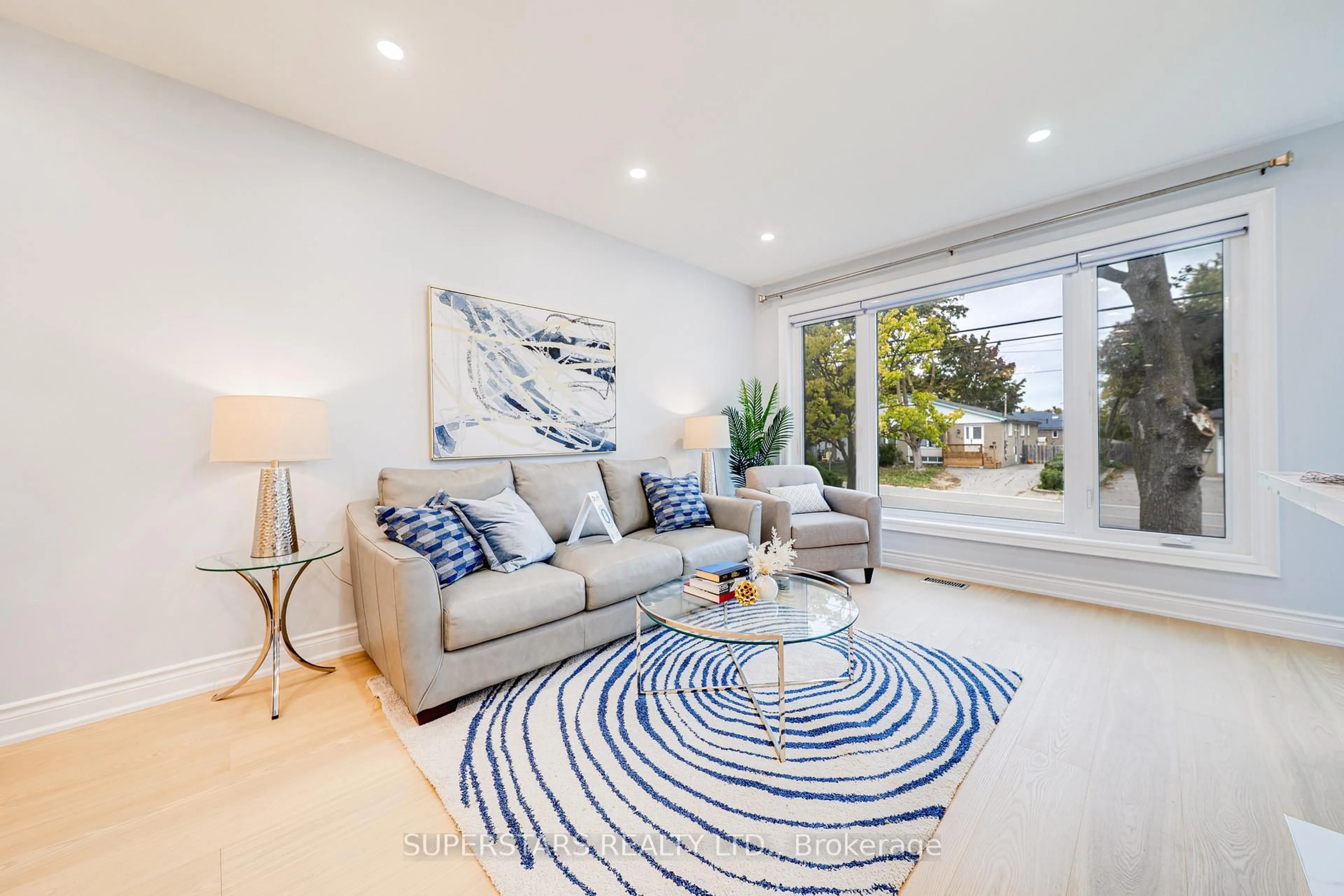 Living room with furniture, unknown for 332 Taylor Mills Dr, Richmond Hill Ontario L4C 2S6