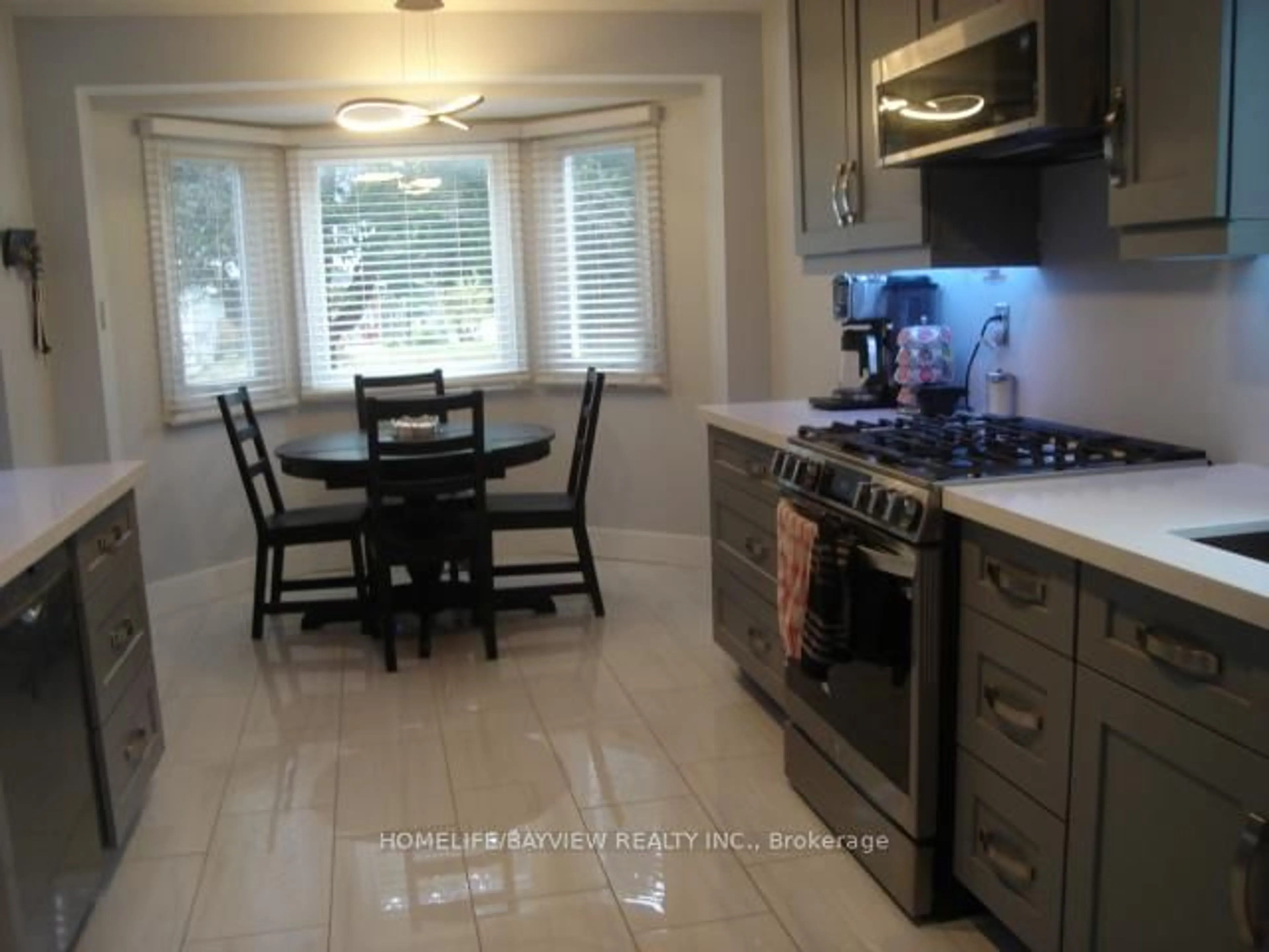 Open concept kitchen, ceramic/tile floor for 999 Anna Maria Ave, Innisfil Ontario L9S 1V5