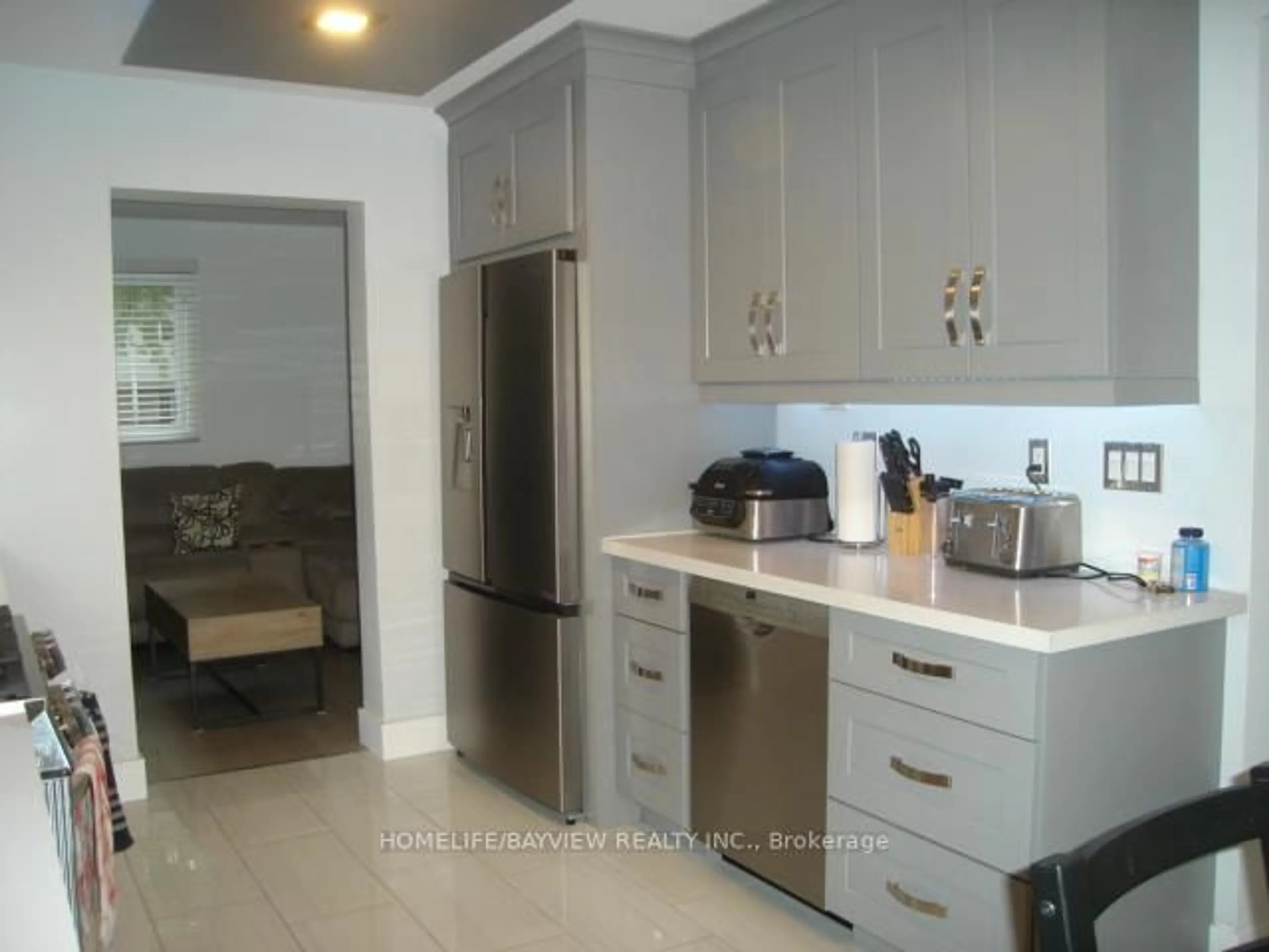 Open concept kitchen, ceramic/tile floor for 999 Anna Maria Ave, Innisfil Ontario L9S 1V5