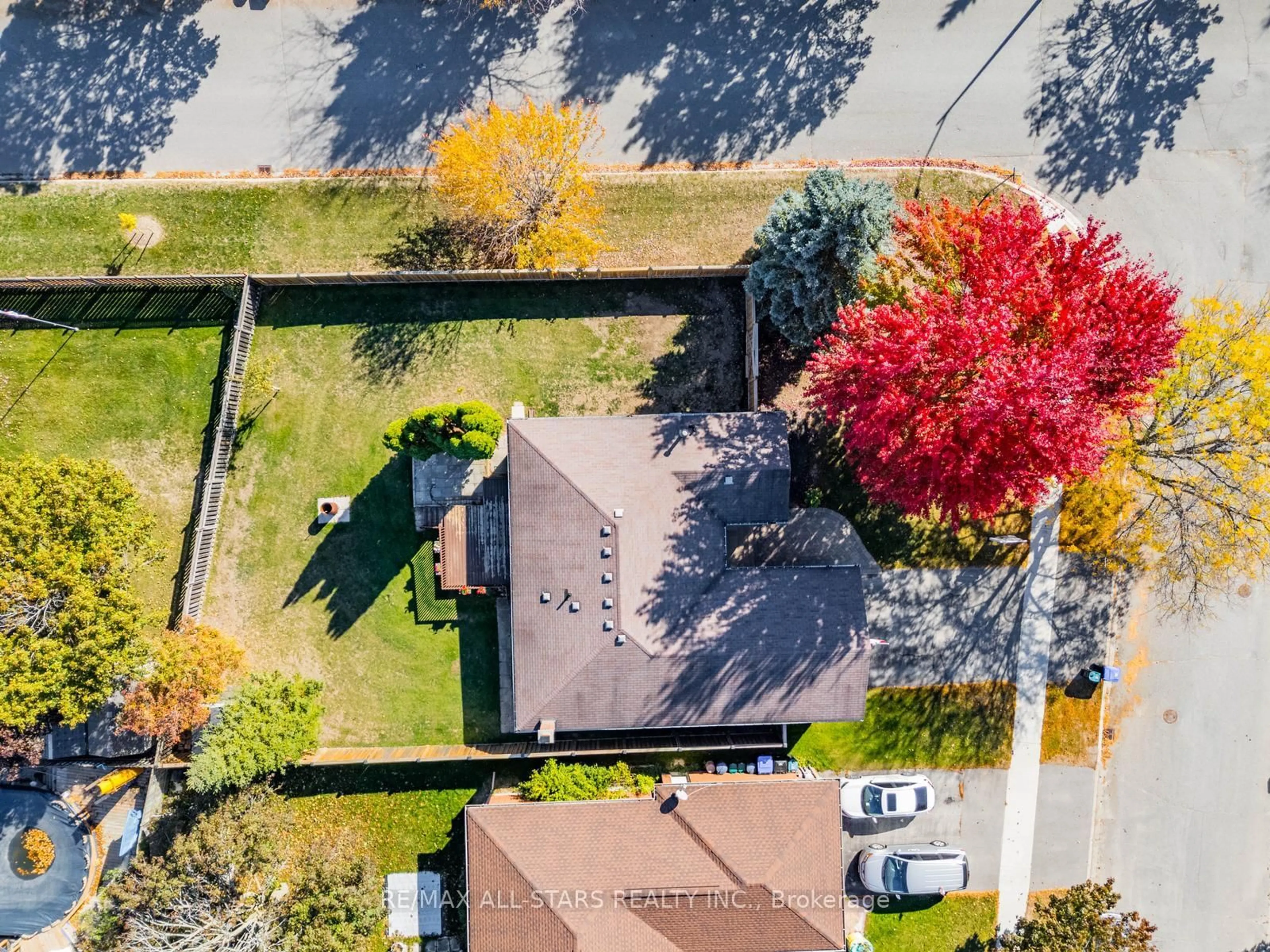 A pic from outside/outdoor area/front of a property/back of a property/a pic from drone, street for 1967 Annecca St, Innisfil Ontario L9S 1W7