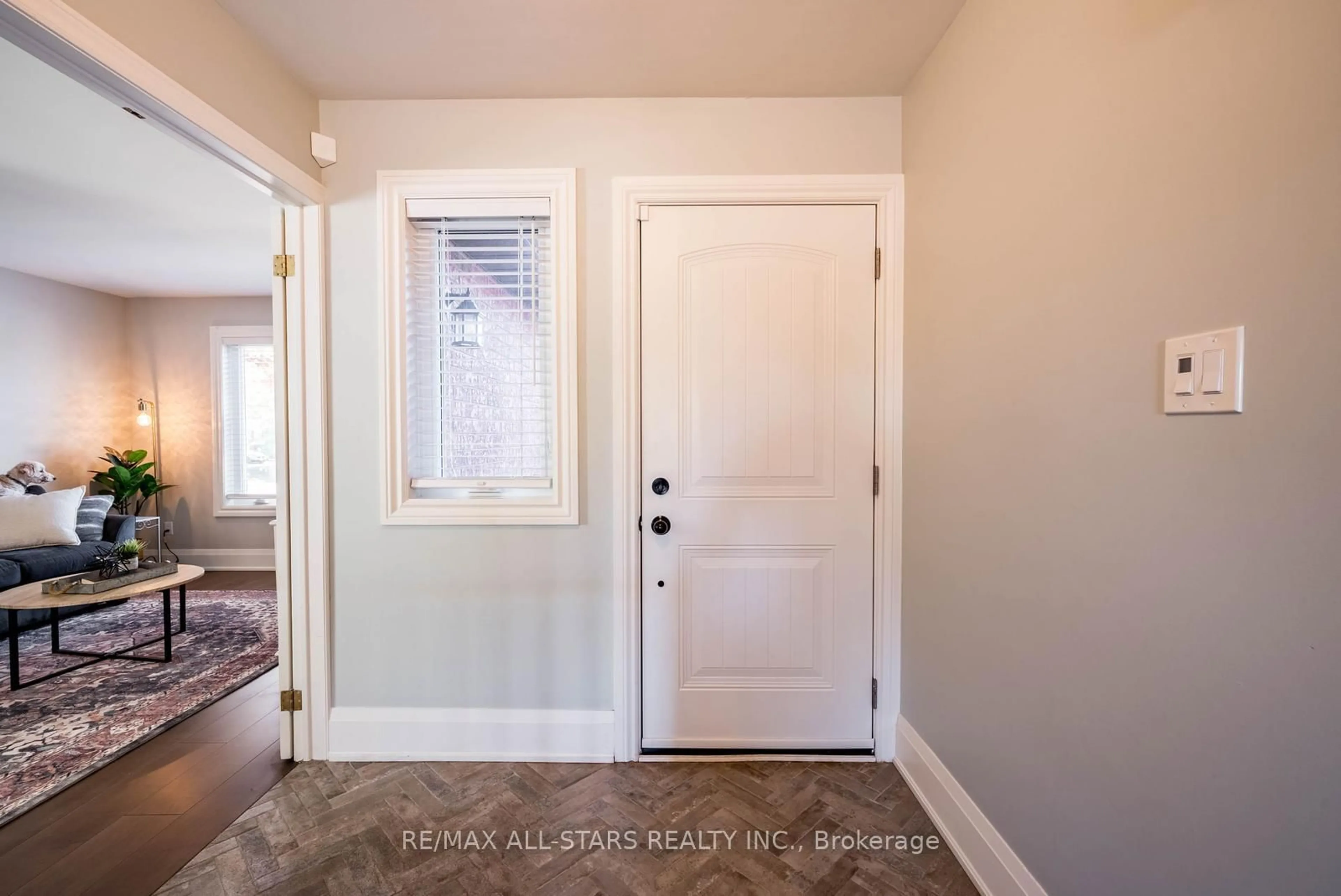 Indoor entryway for 1967 Annecca St, Innisfil Ontario L9S 1W7
