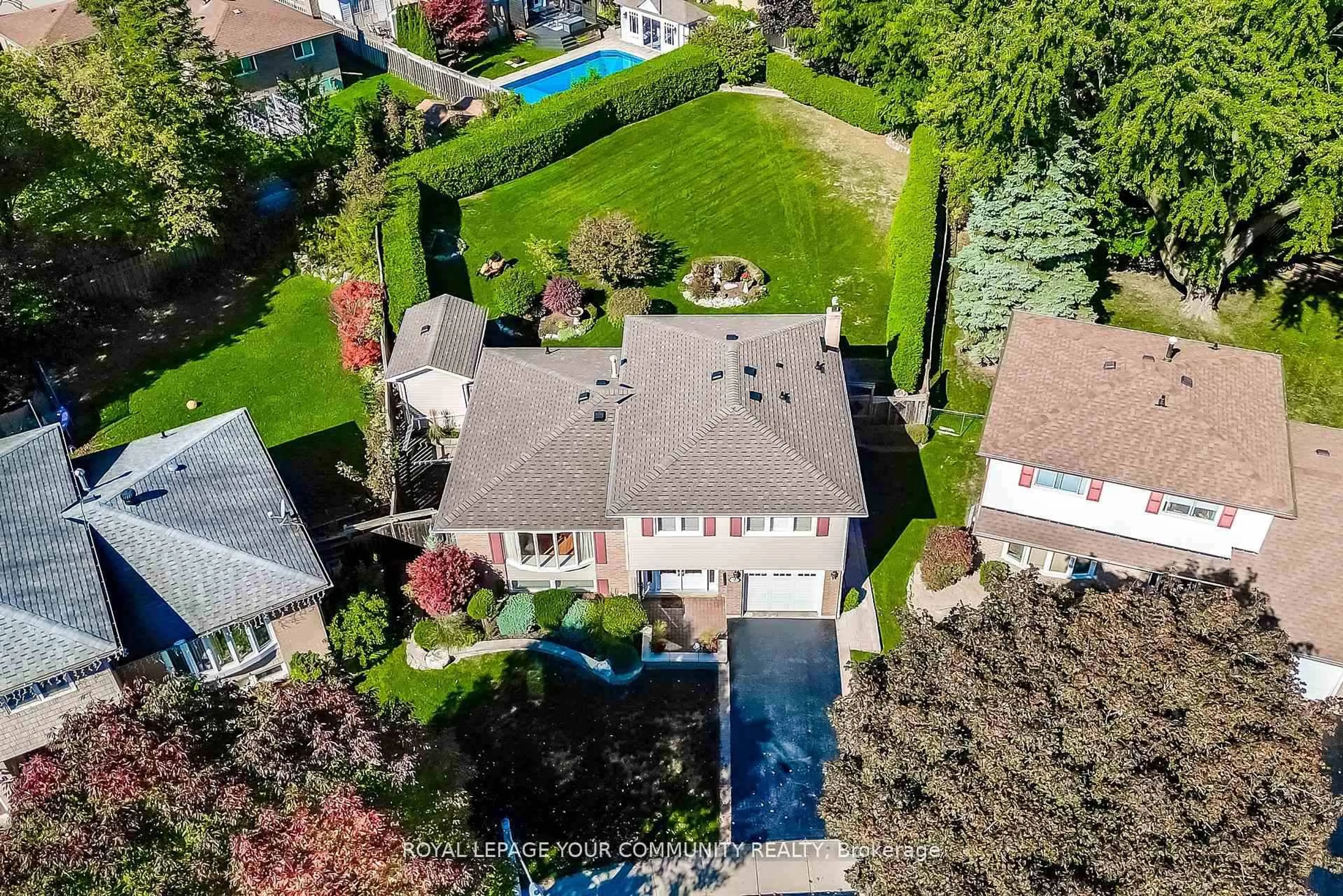 A pic from outside/outdoor area/front of a property/back of a property/a pic from drone, street for 36 Devins Dr, Aurora Ontario L4G 2Z1