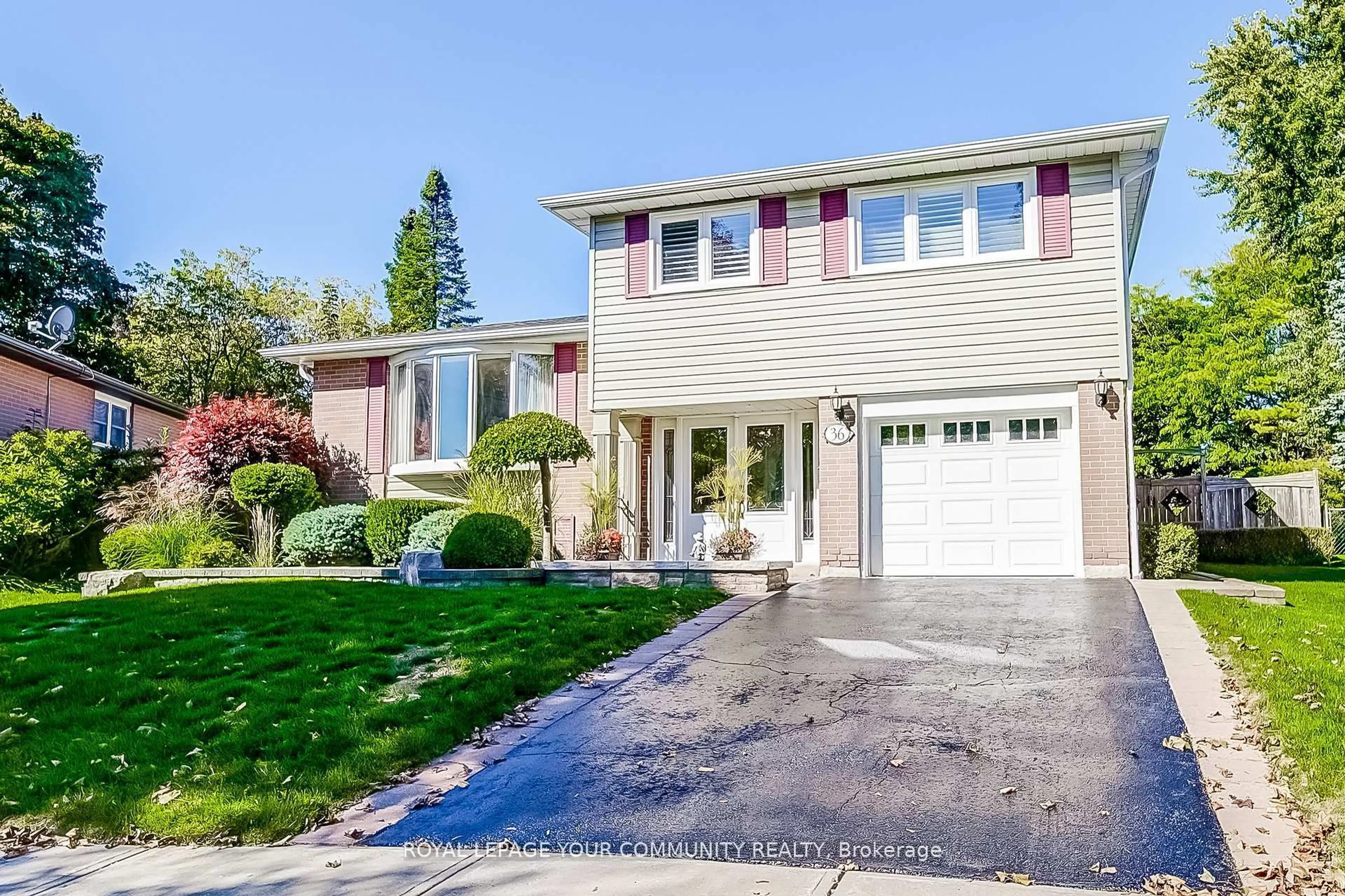 Home with vinyl exterior material, street for 36 Devins Dr, Aurora Ontario L4G 2Z1