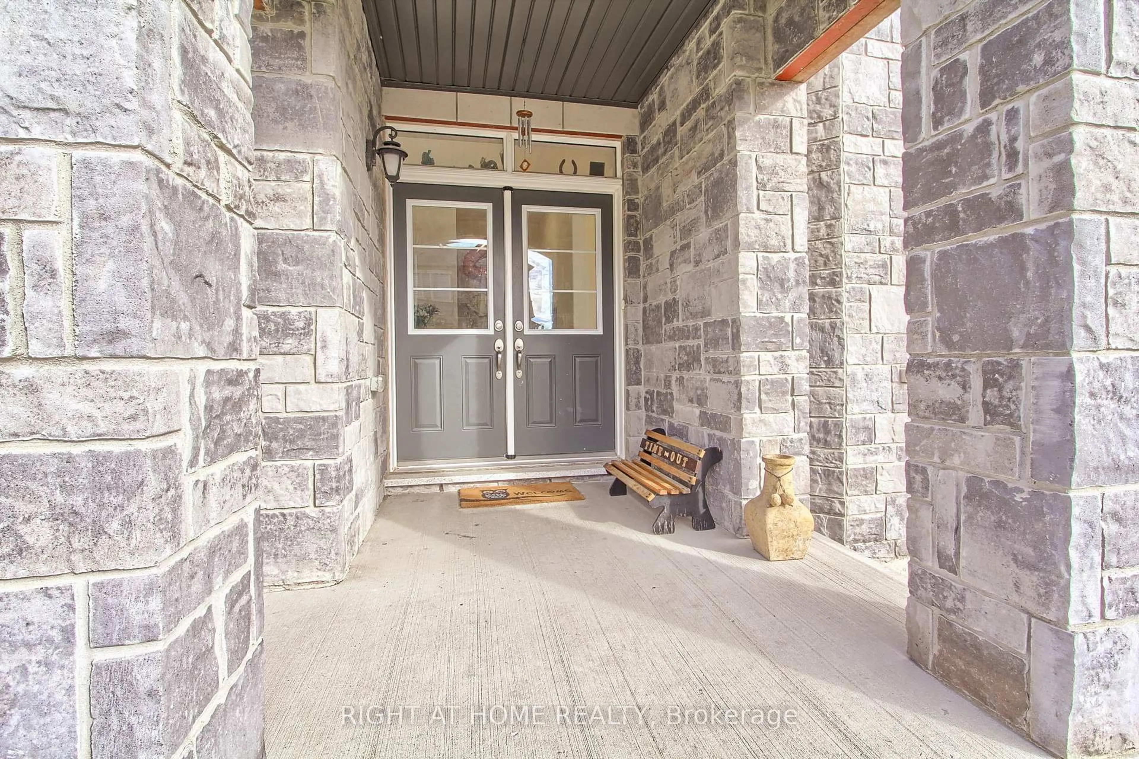 Indoor entryway for 2236 Lozenby St, Innisfil Ontario L9S 0M8