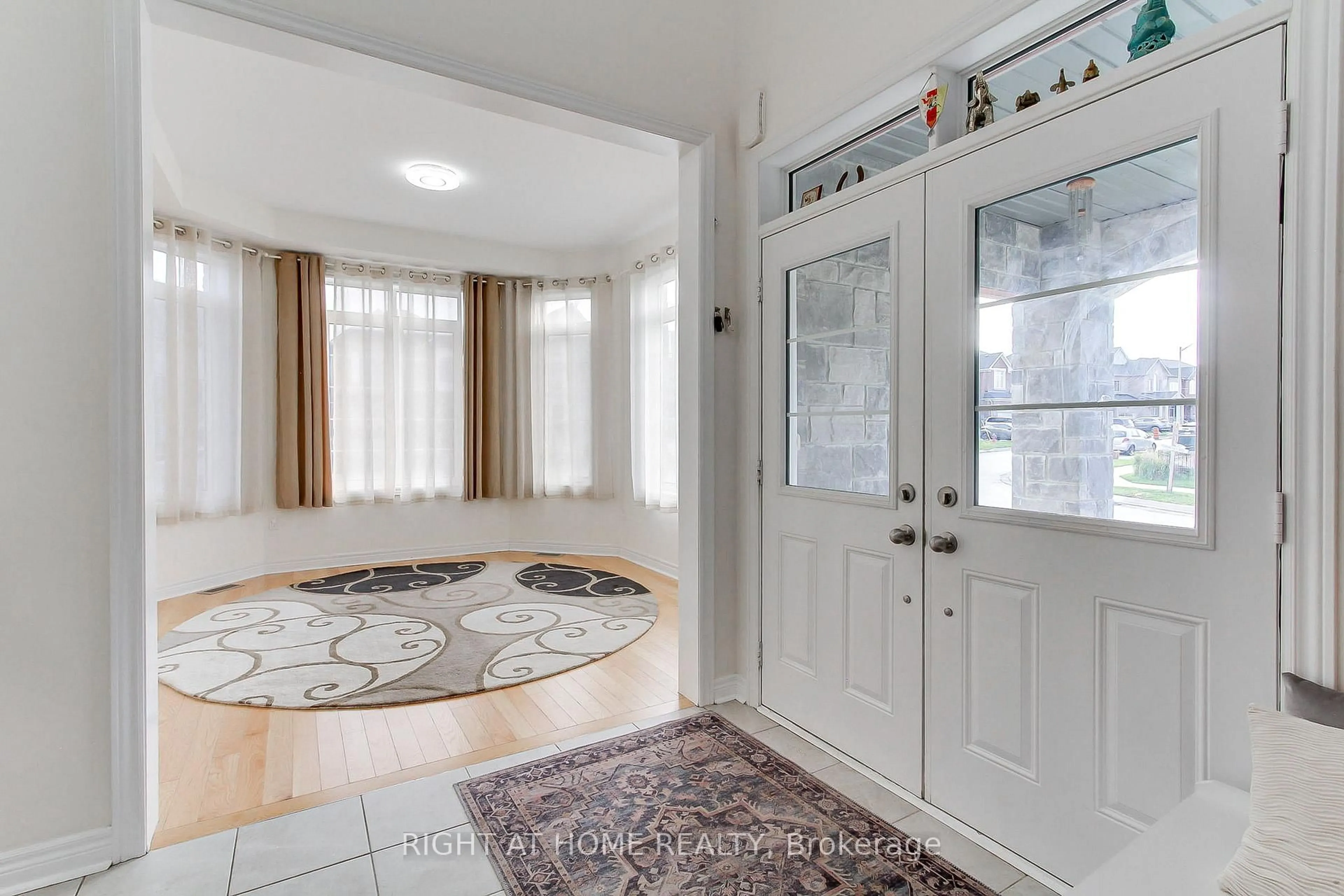 Indoor entryway for 2236 Lozenby St, Innisfil Ontario L9S 0M8