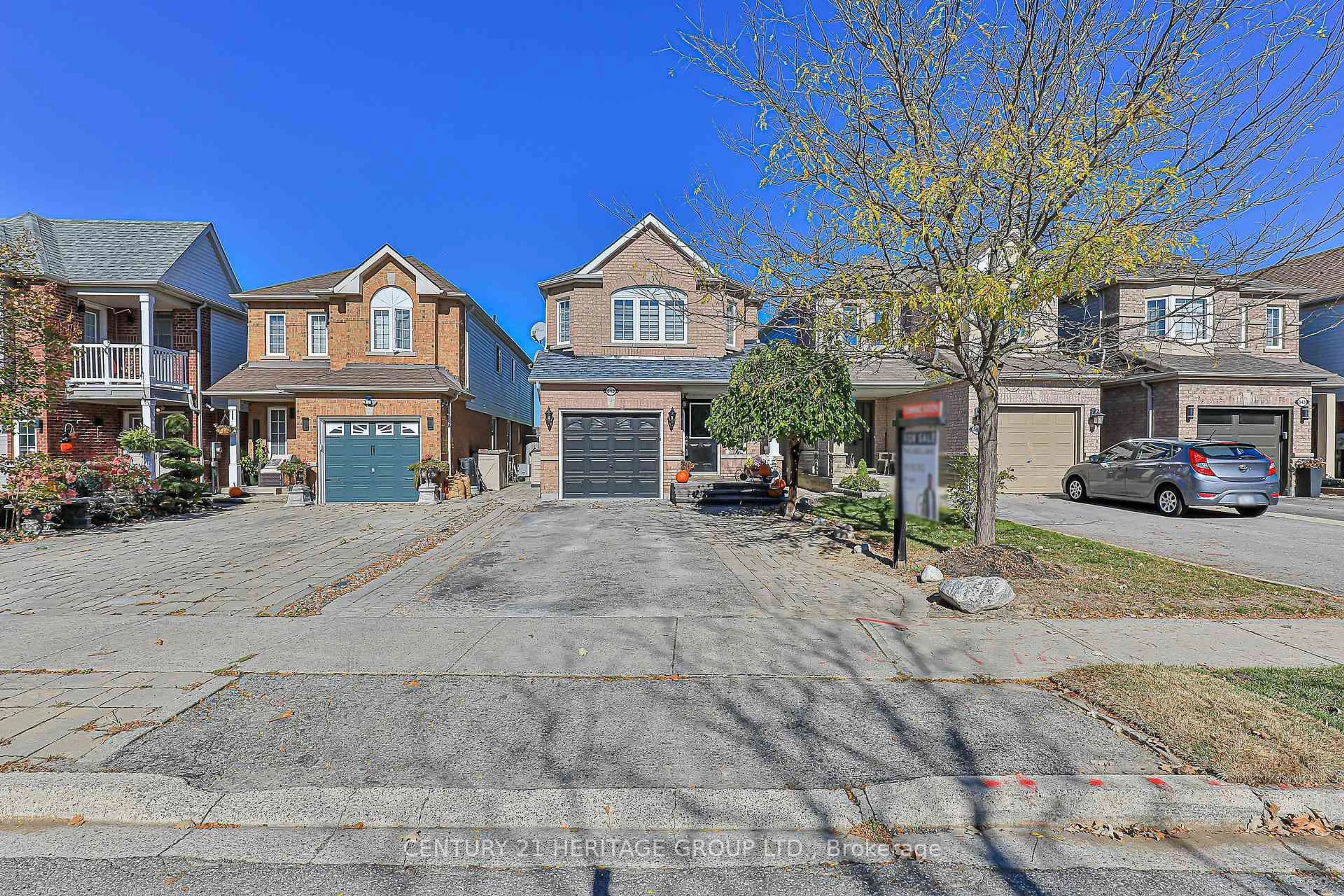 A pic from outside/outdoor area/front of a property/back of a property/a pic from drone, street for 549 Pelletier Crt, Newmarket Ontario L3X 2N7
