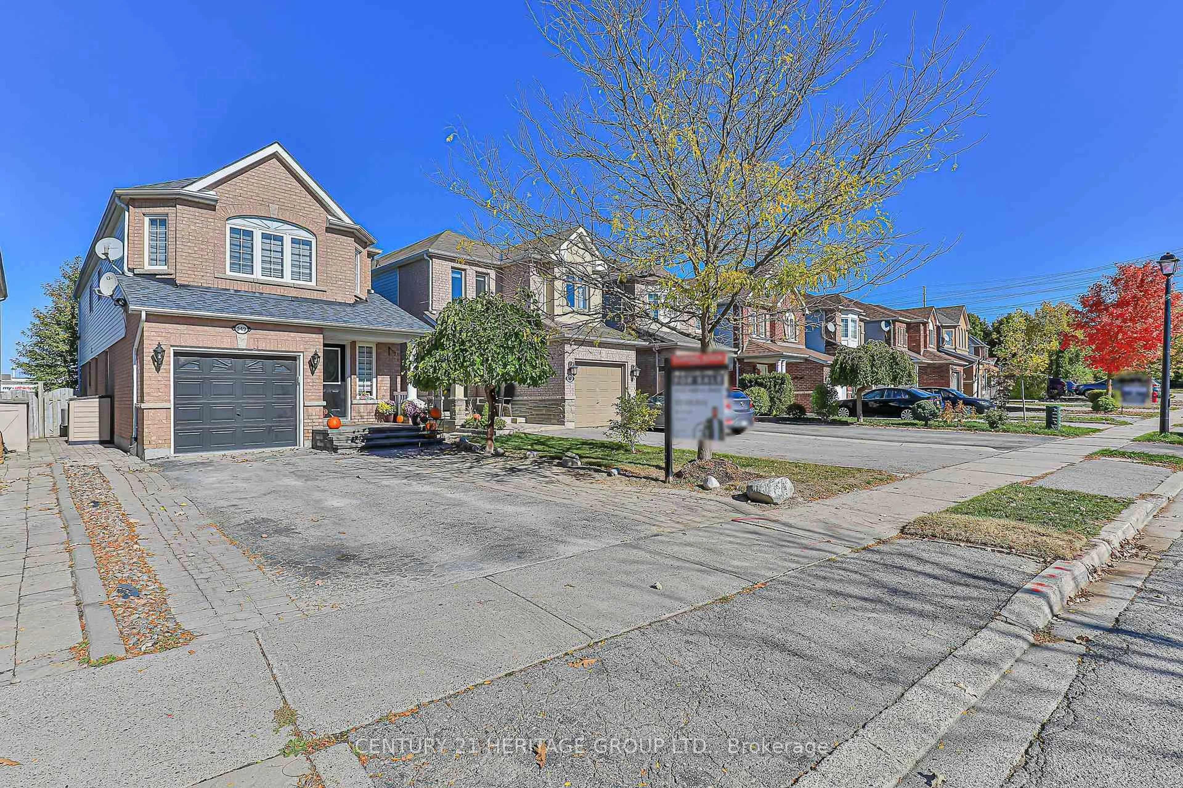 A pic from outside/outdoor area/front of a property/back of a property/a pic from drone, street for 549 Pelletier Crt, Newmarket Ontario L3X 2N7