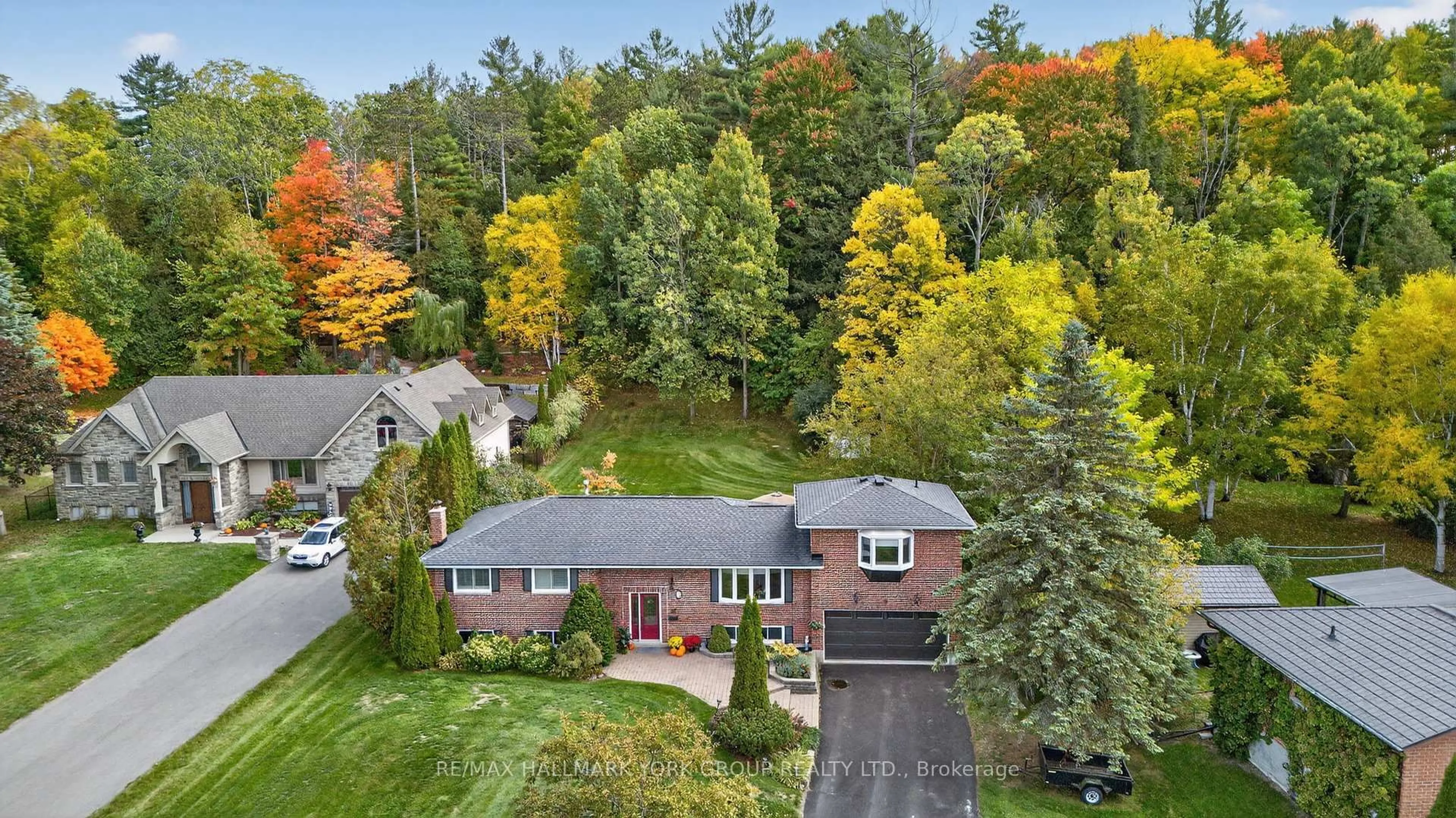 A pic from outside/outdoor area/front of a property/back of a property/a pic from drone, street for 14 Anchor Crt, East Gwillimbury Ontario L9N 1G1