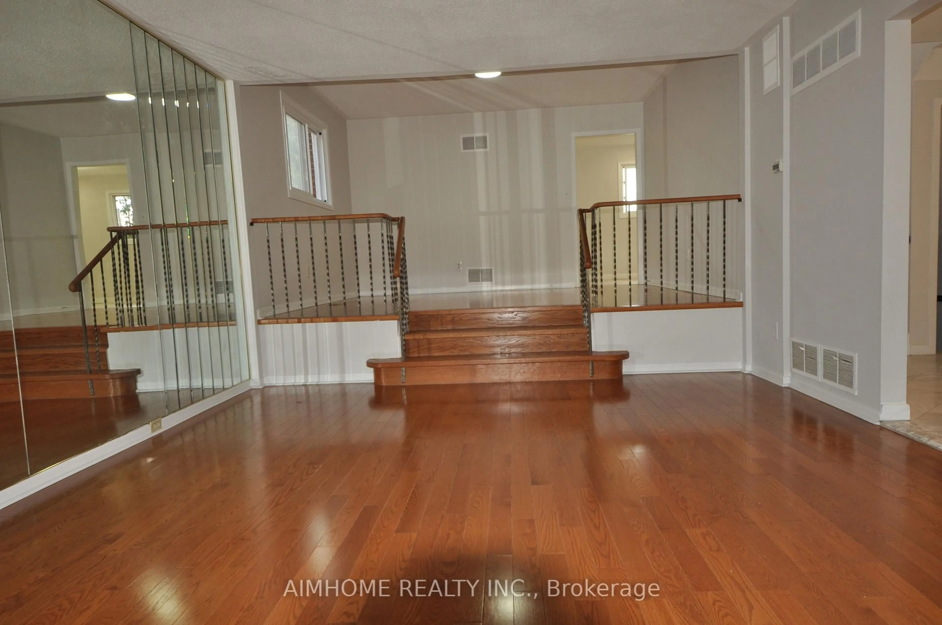 Indoor entryway for 36 Flowervale Rd, Markham Ontario L3T 4J4
