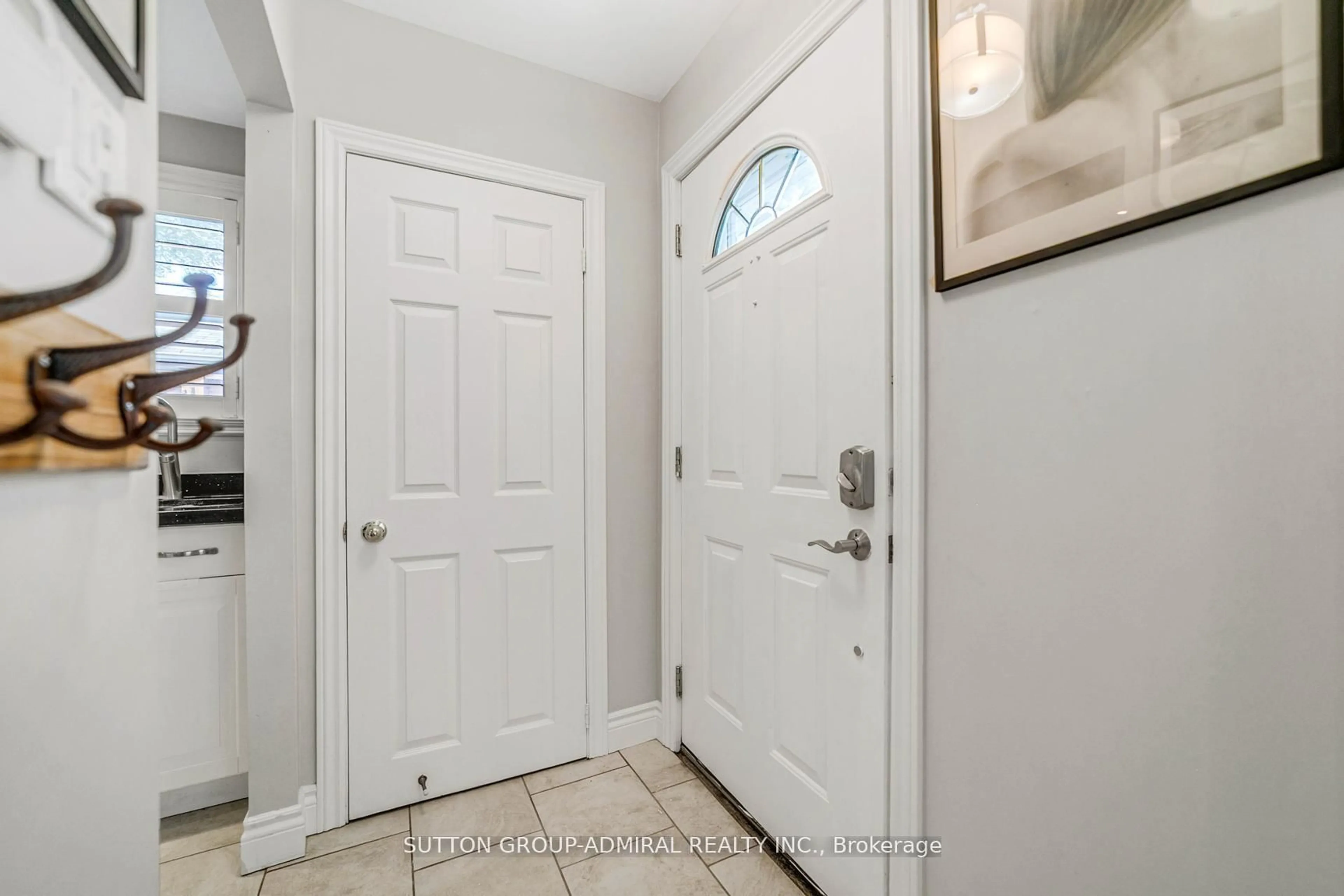Indoor entryway for 10 Kitimat Cres, Aurora Ontario L4G 3C3