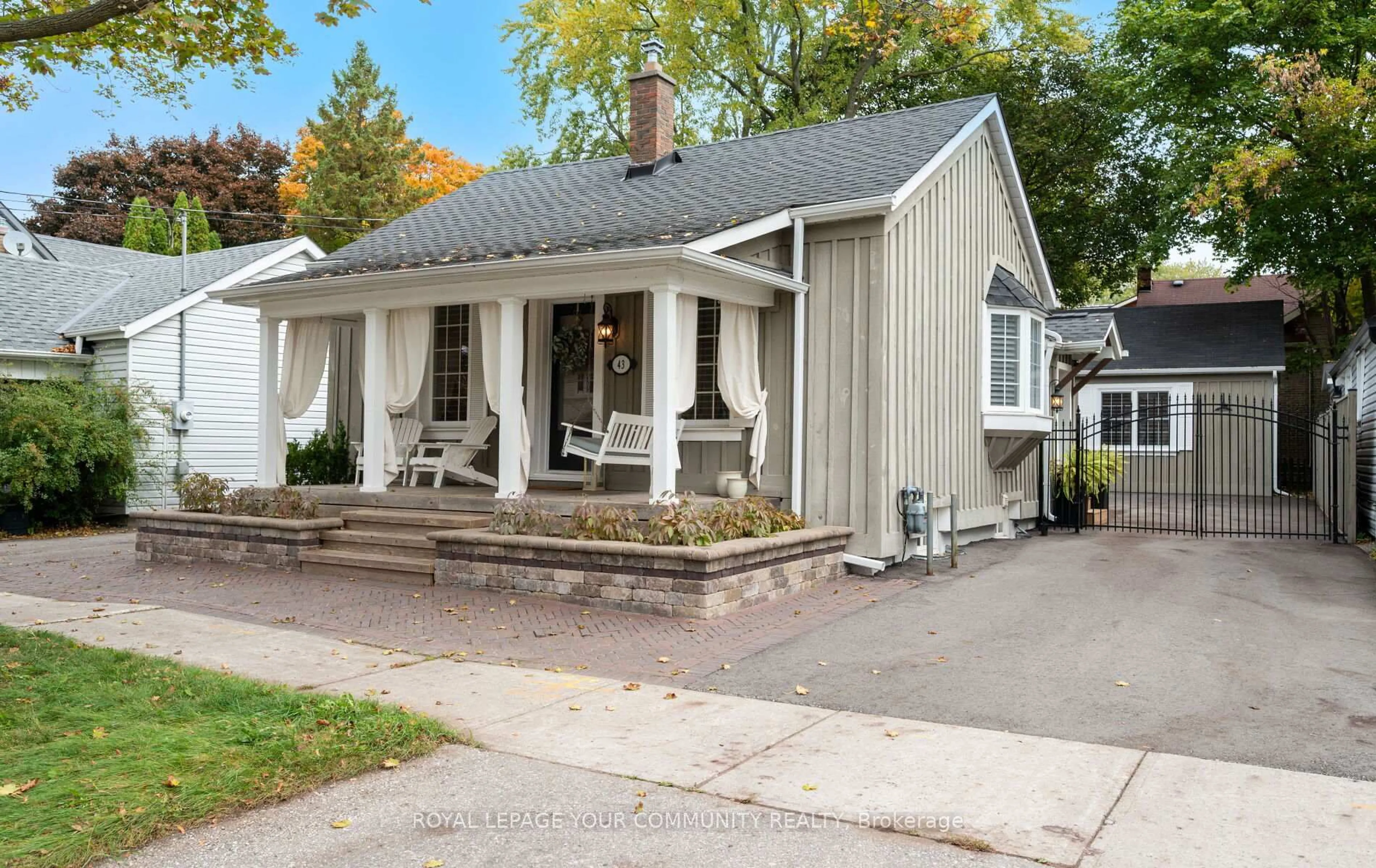 Home with vinyl exterior material, street for 43 Wells St, Aurora Ontario L4G 1S8