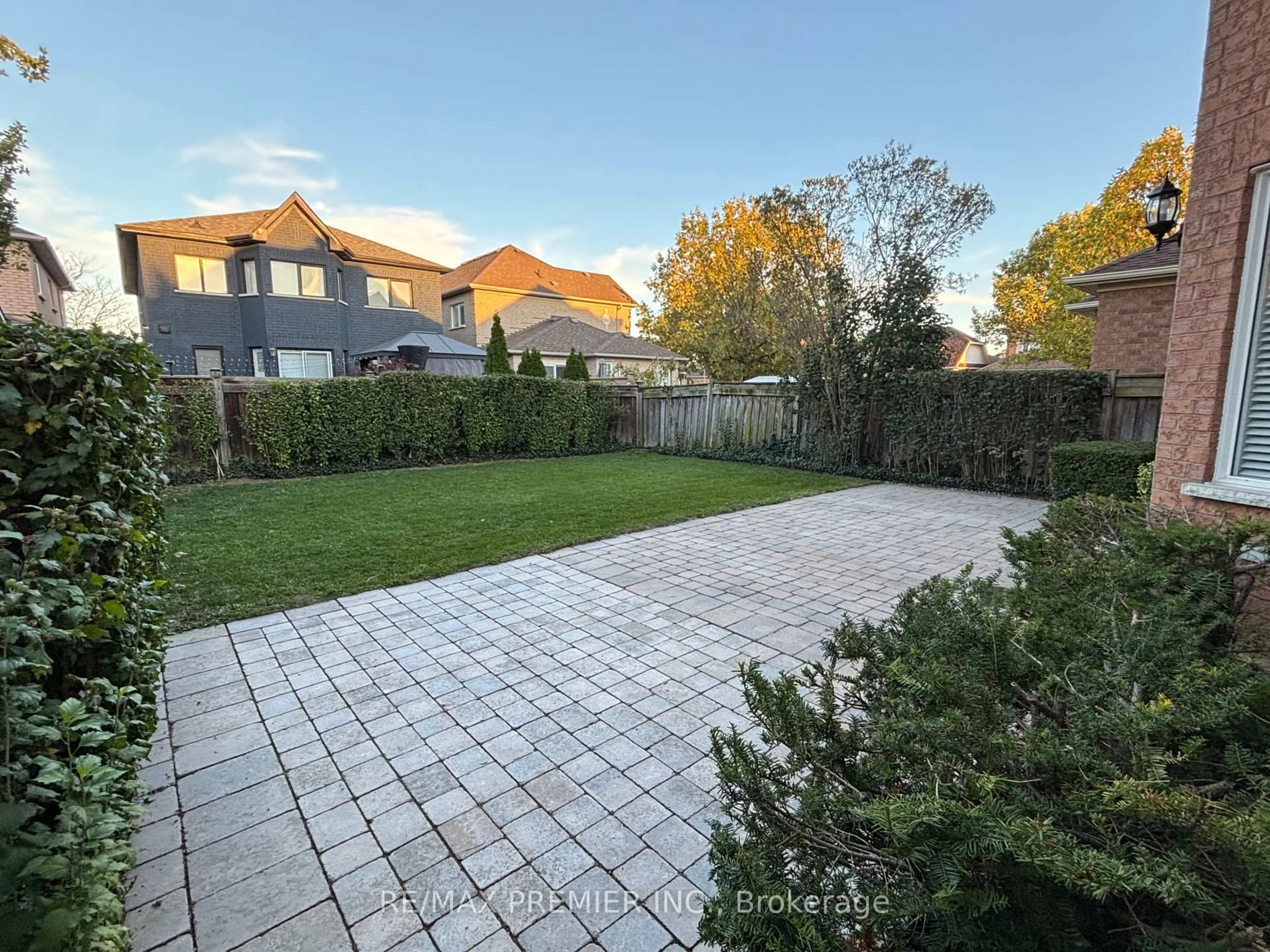 A pic from outside/outdoor area/front of a property/back of a property/a pic from drone, street for 325 Vellore Ave, Vaughan Ontario L4H 2Z2