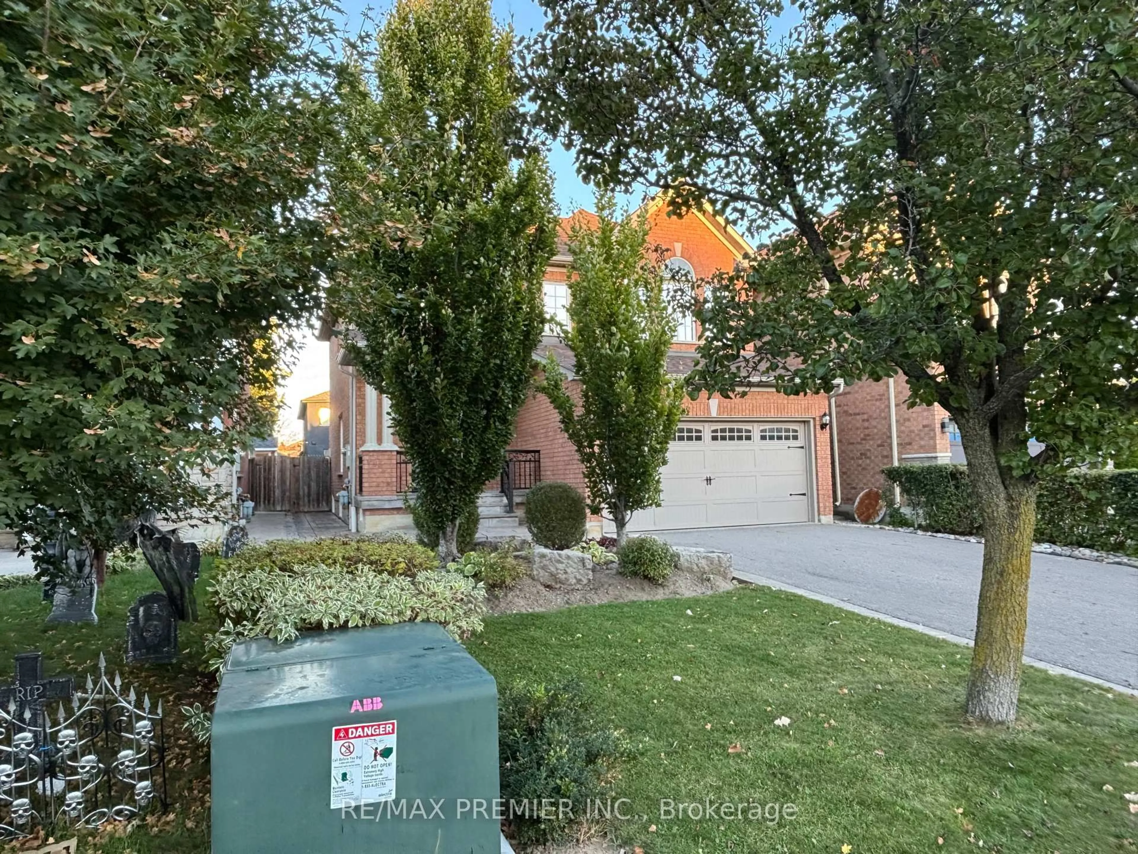 A pic from outside/outdoor area/front of a property/back of a property/a pic from drone, street for 325 Vellore Ave, Vaughan Ontario L4H 2Z2
