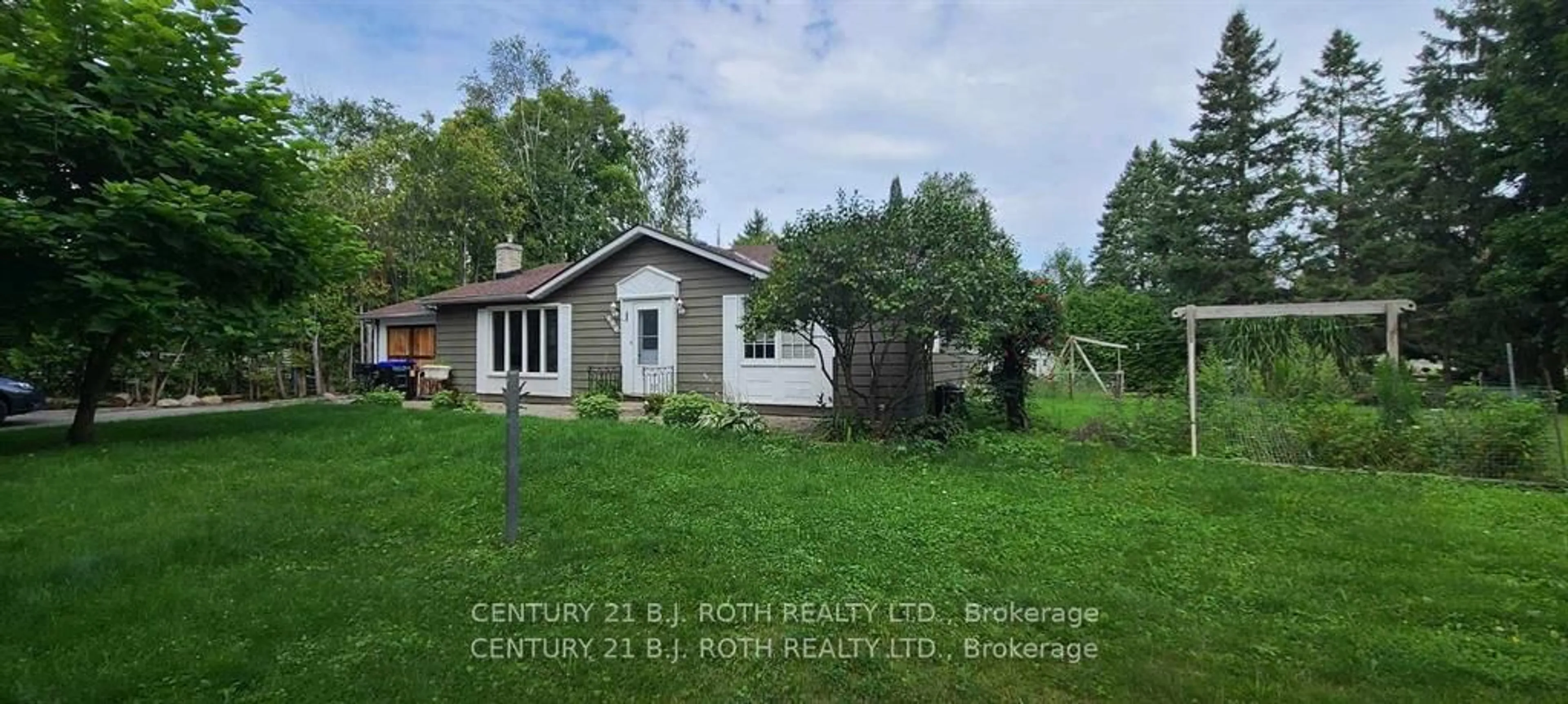 A pic from outside/outdoor area/front of a property/back of a property/a pic from drone, building for 890 Lebanon Dr, Innisfil Ontario L9S 2C4