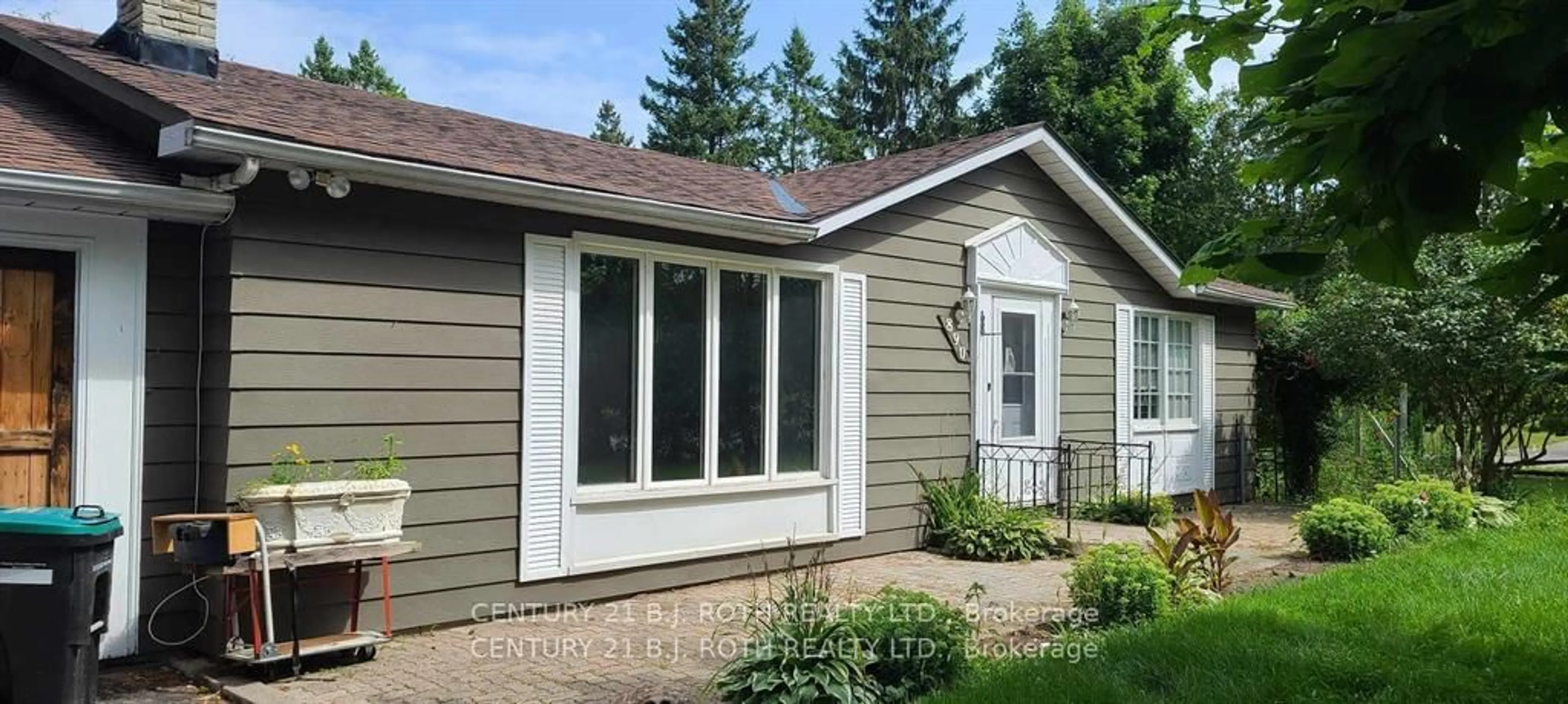 Home with vinyl exterior material, street for 890 Lebanon Dr, Innisfil Ontario L9S 2C4