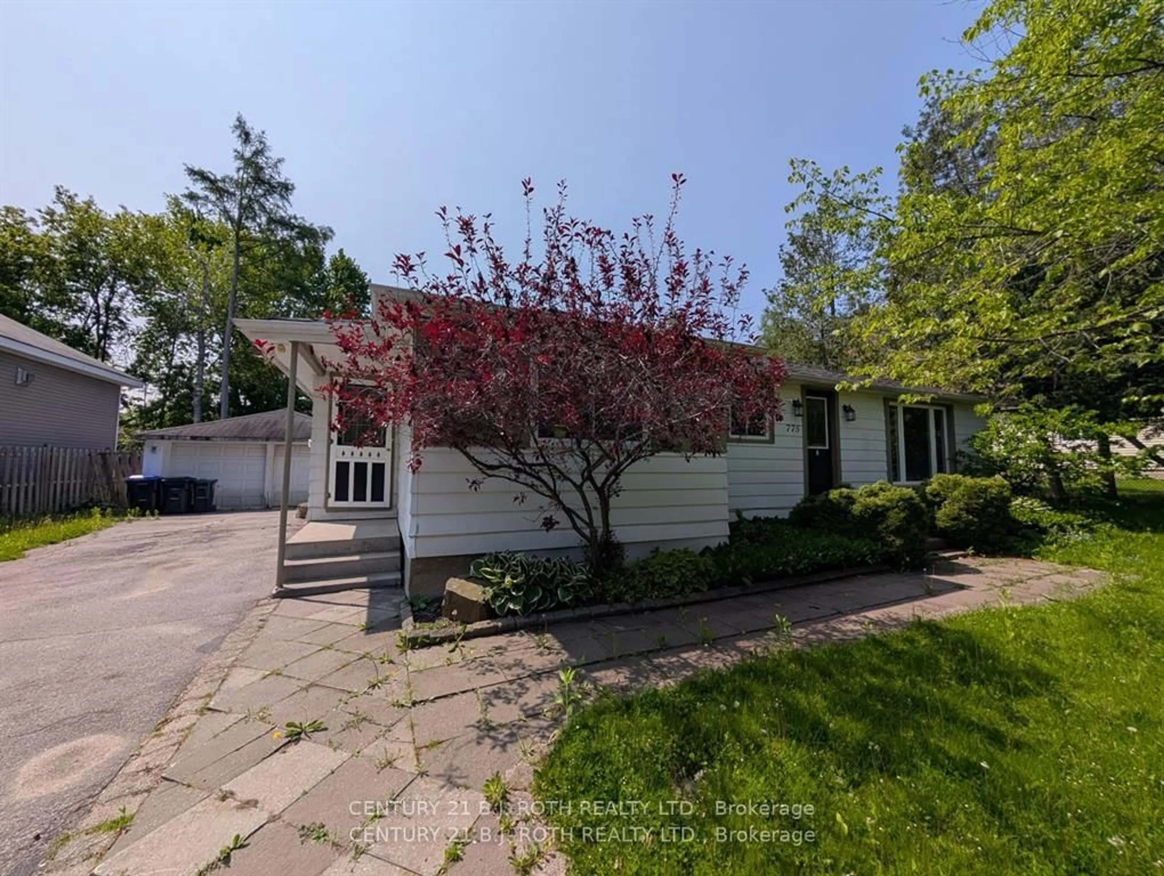 A pic from outside/outdoor area/front of a property/back of a property/a pic from drone, street for 775 James St, Innisfil Ontario L9S 2G6
