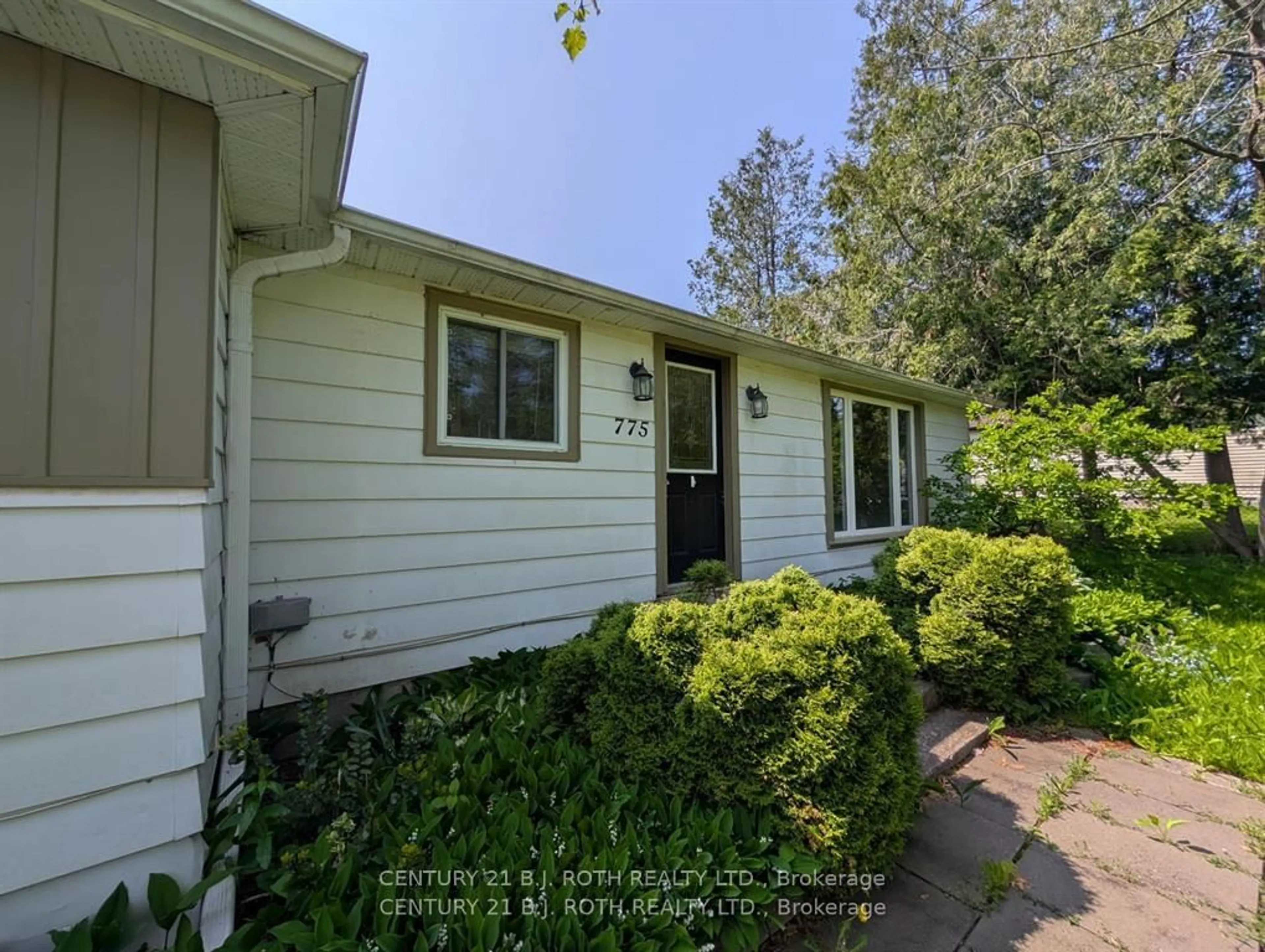 Home with vinyl exterior material, street for 775 James St, Innisfil Ontario L9S 2G6