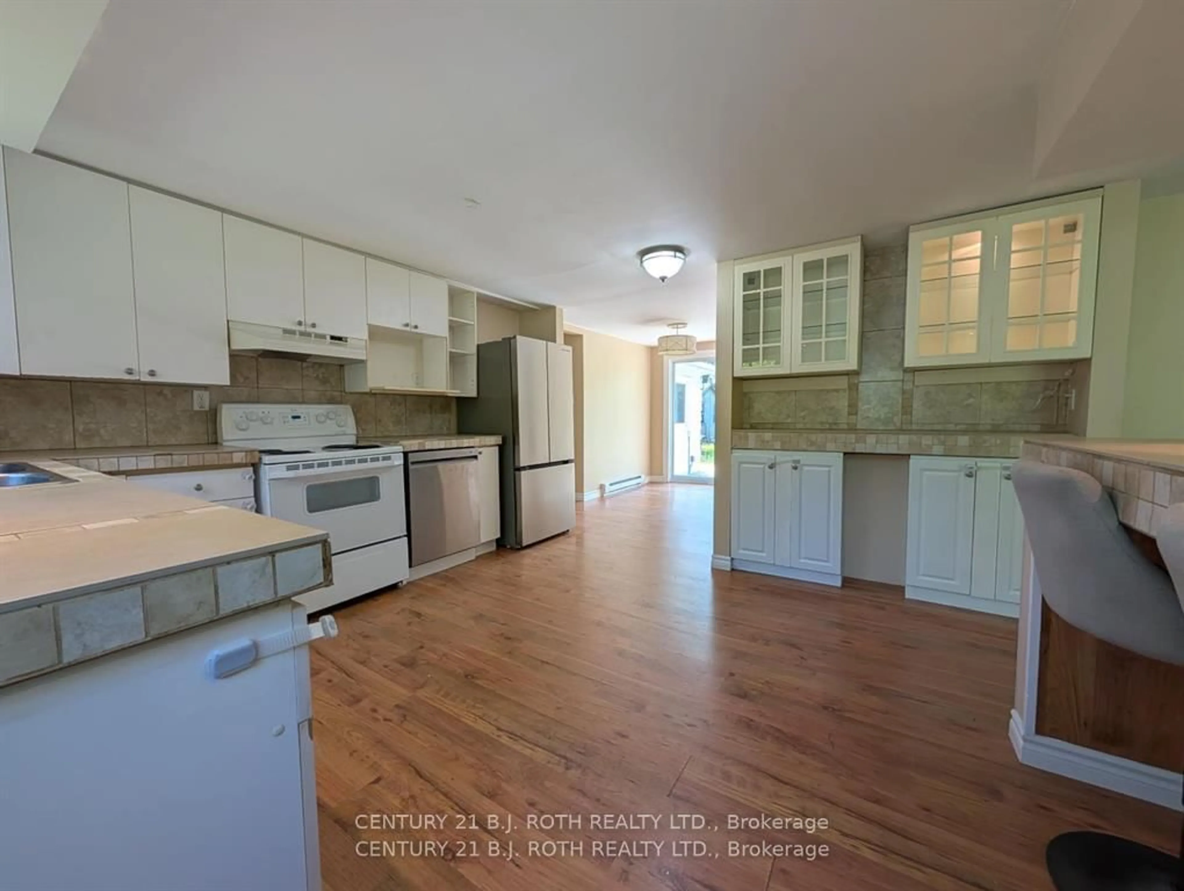 Open concept kitchen, unknown for 775 James St, Innisfil Ontario L9S 2G6