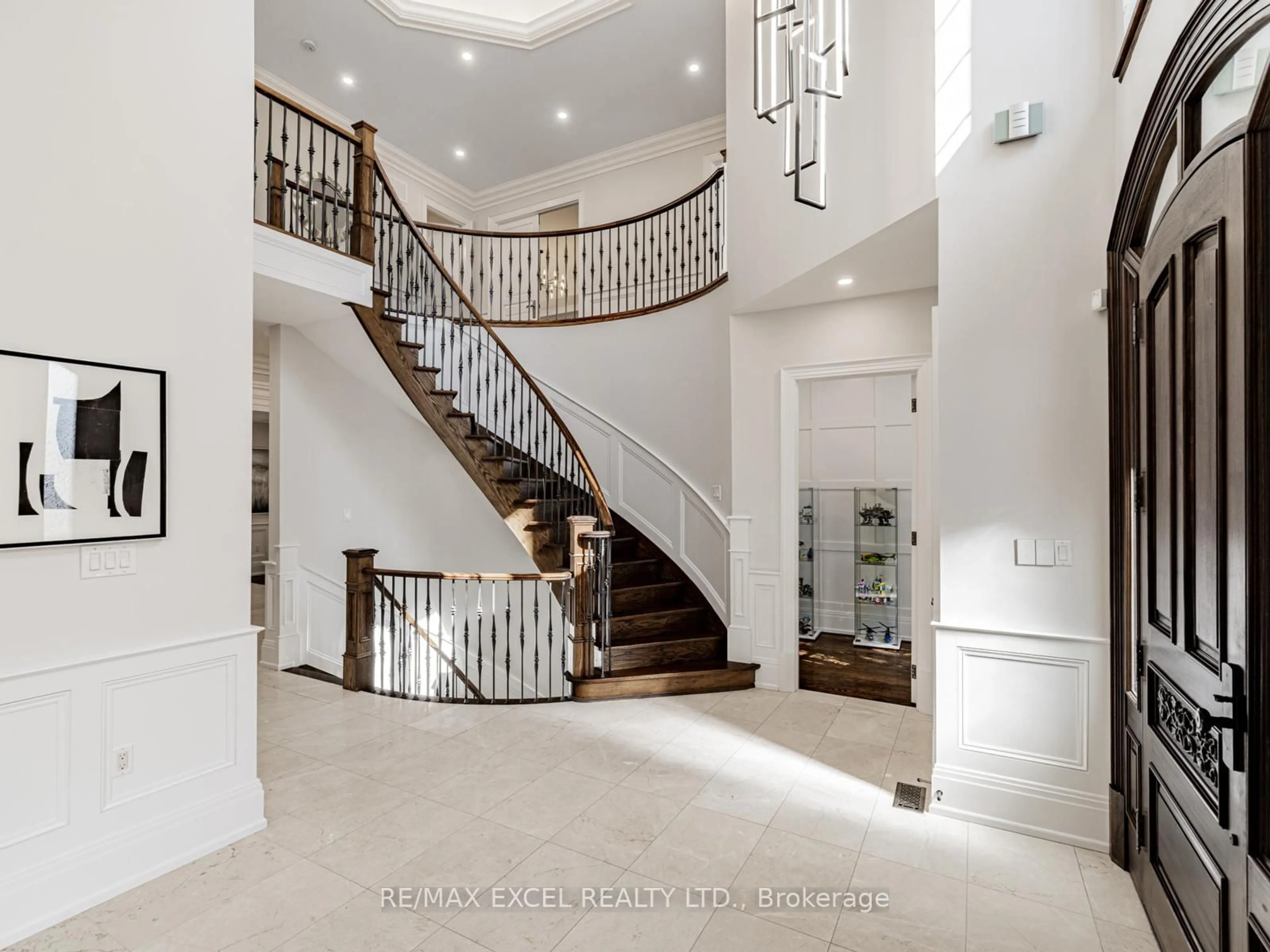 Indoor foyer for 134 Spruce Ave, Richmond Hill Ontario L4C 6W1