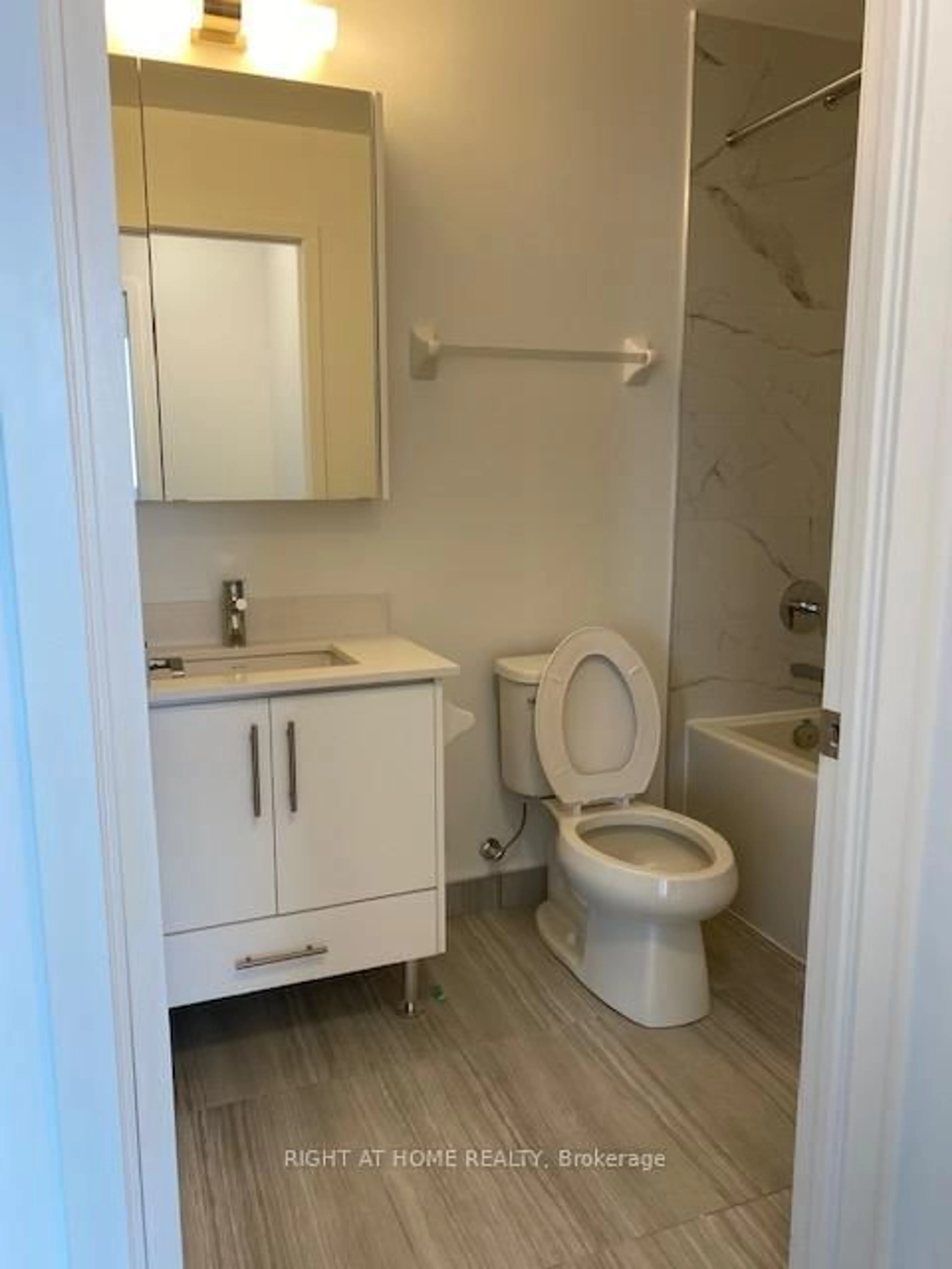 Standard bathroom, unknown for 85 Oneida Cres #Lph01, Richmond Hill Ontario L4B 0A6