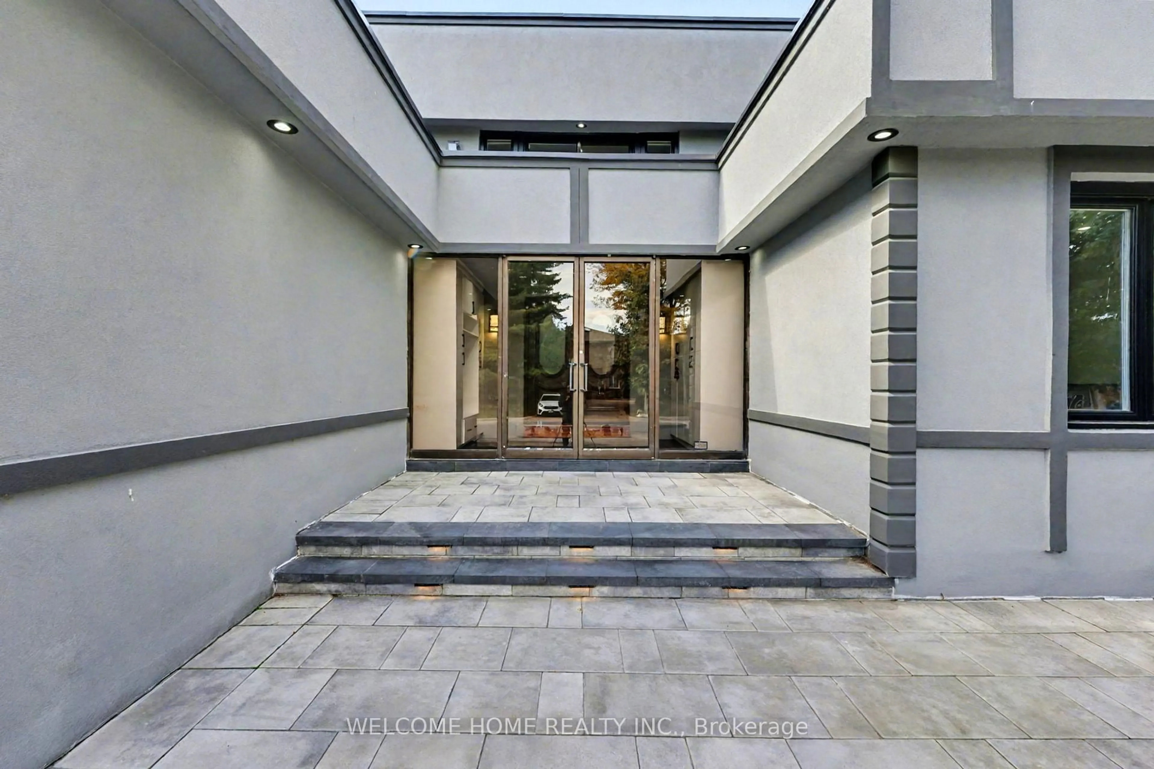 Indoor foyer for 32 Colton Cres, Vaughan Ontario L4L 3L7