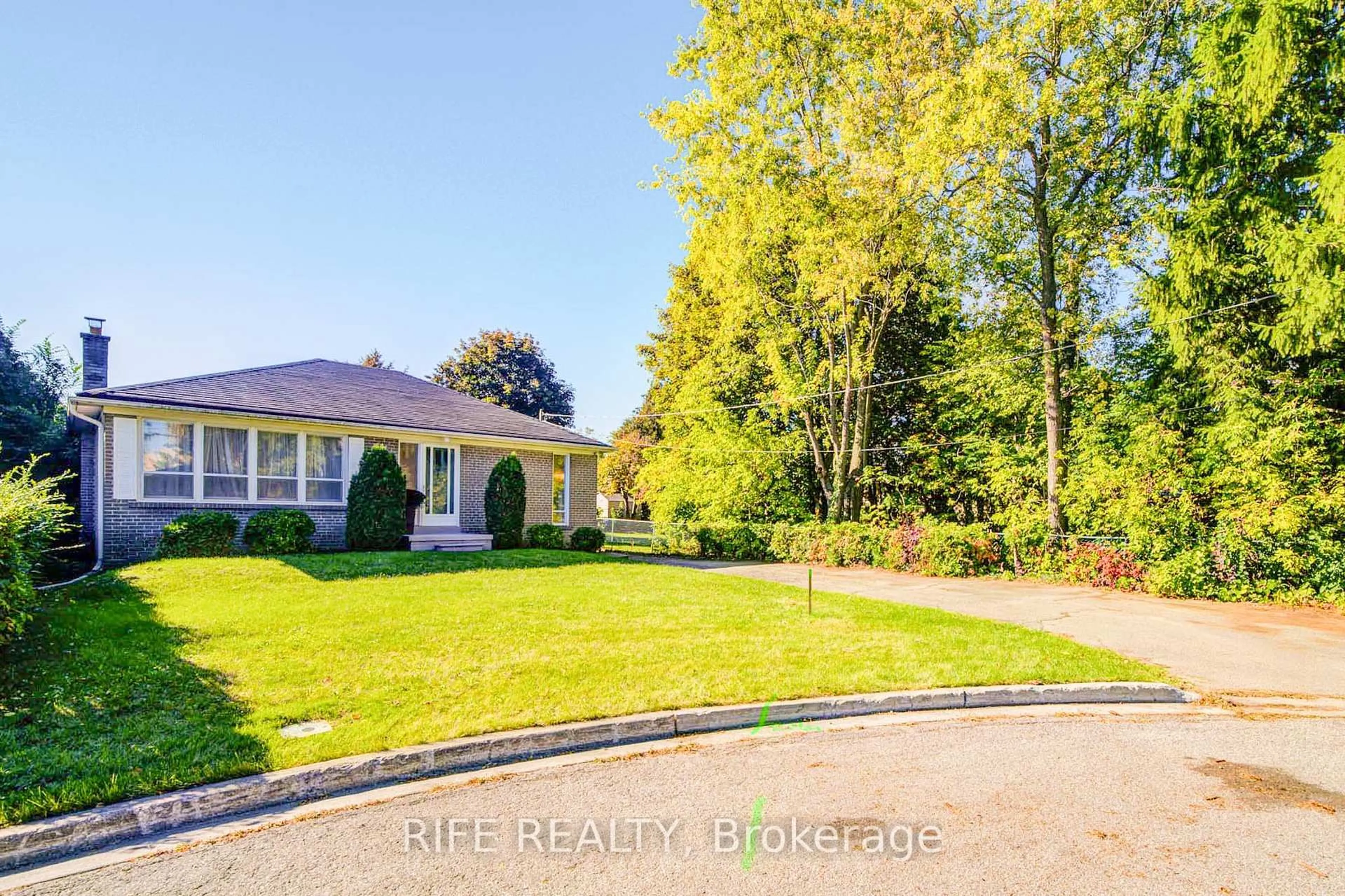 A pic from outside/outdoor area/front of a property/back of a property/a pic from drone, street for 306 Wenlock Ave, Richmond Hill Ontario L4C 1M7