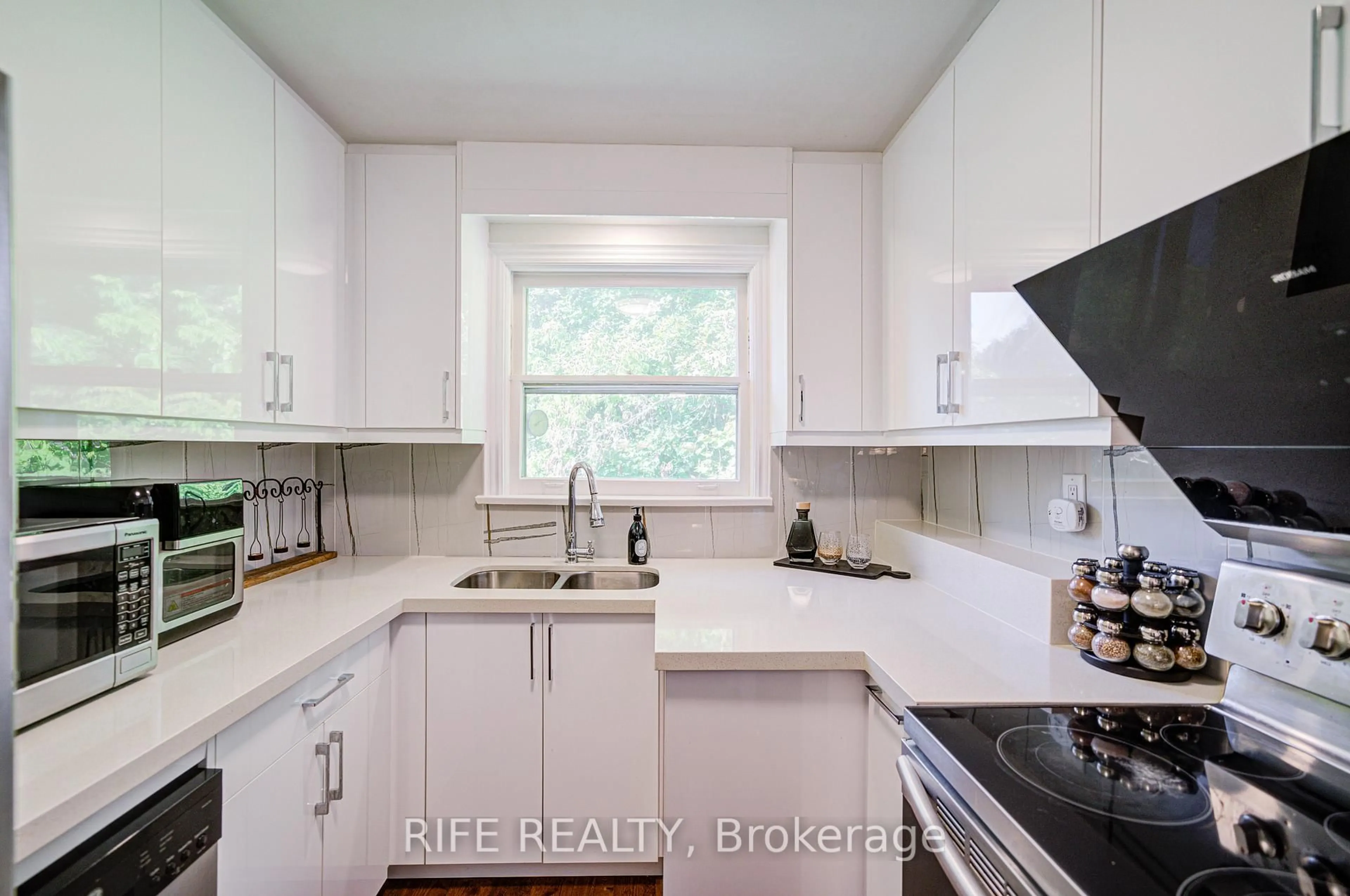 Standard kitchen, unknown for 306 Wenlock Ave, Richmond Hill Ontario L4C 1M7
