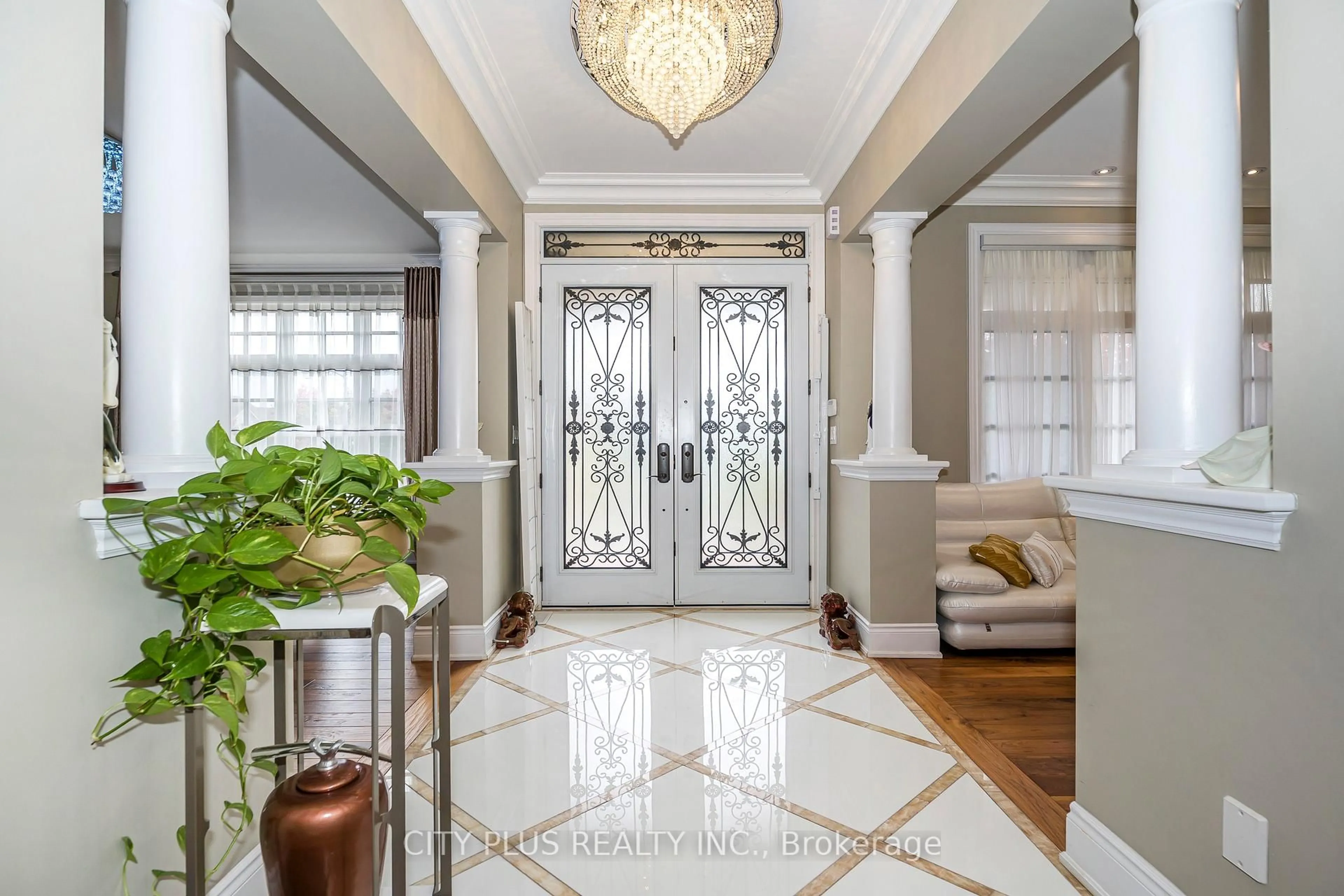 Indoor entryway for 19 Royal County Down Cres, Markham Ontario L6C 0K1