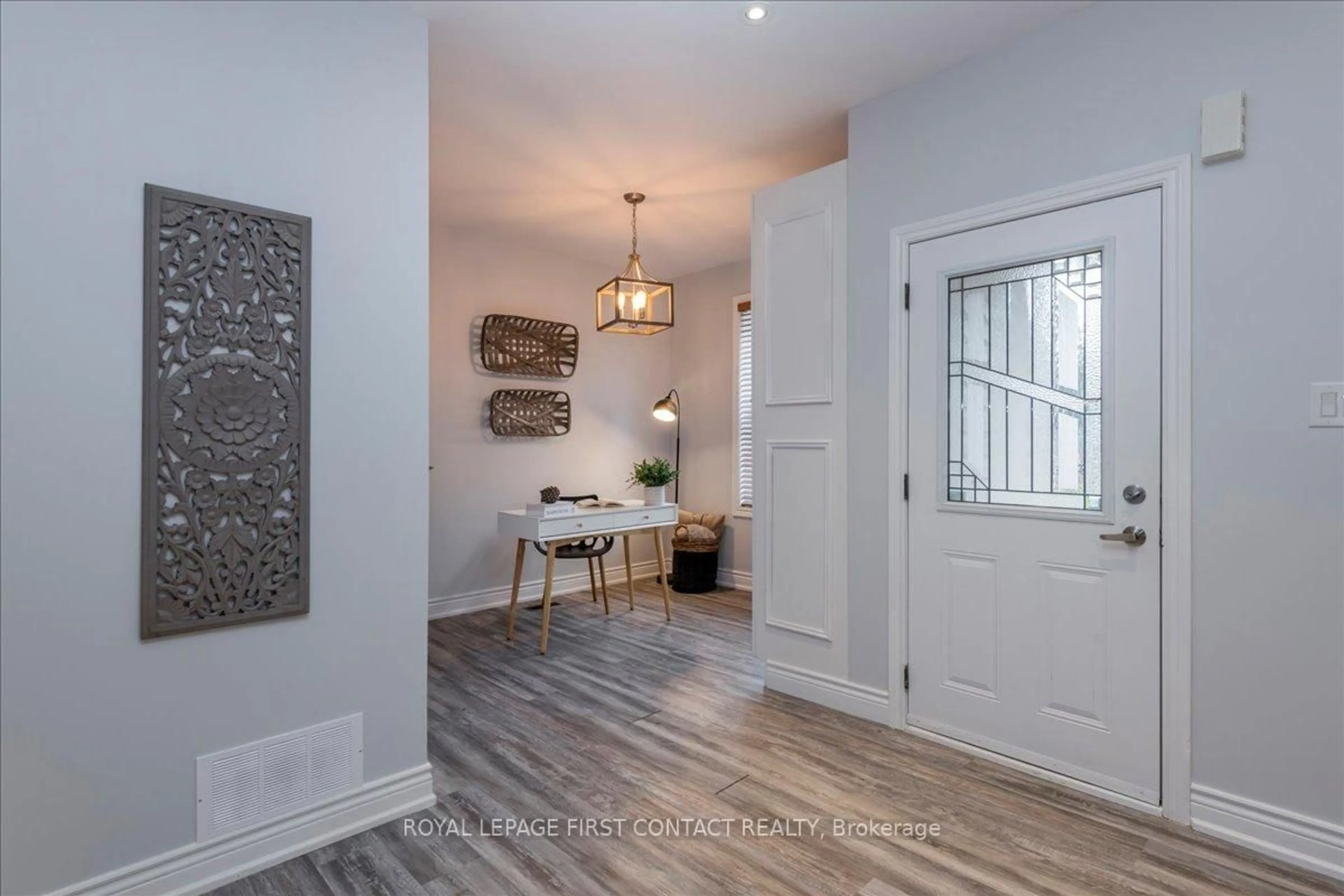 Indoor entryway for 2 GEORGE St, Innisfil Ontario L0L 1L0