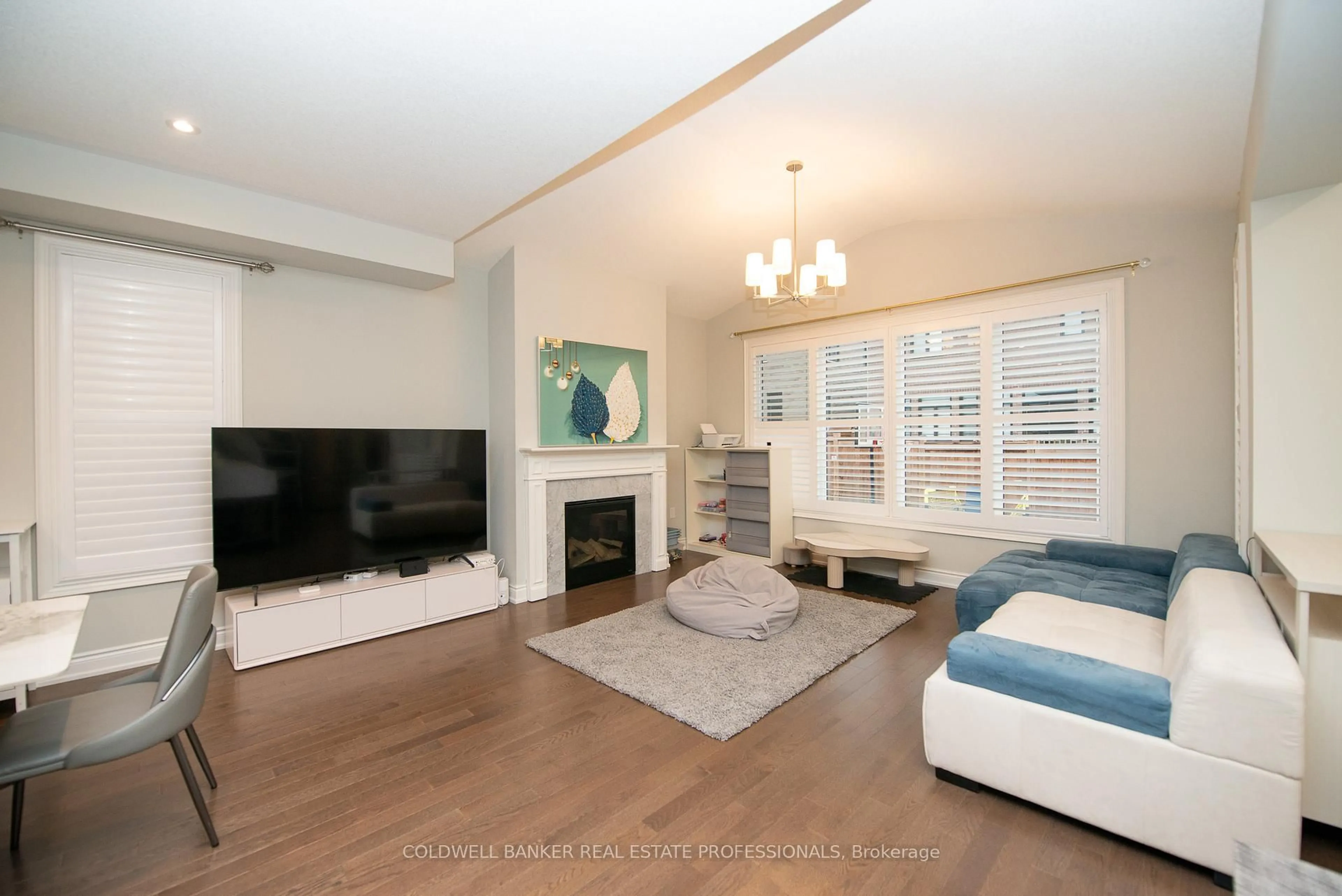 Living room with furniture, wood/laminate floor for 4 Portea Lane, East Gwillimbury Ontario L9N 0S9