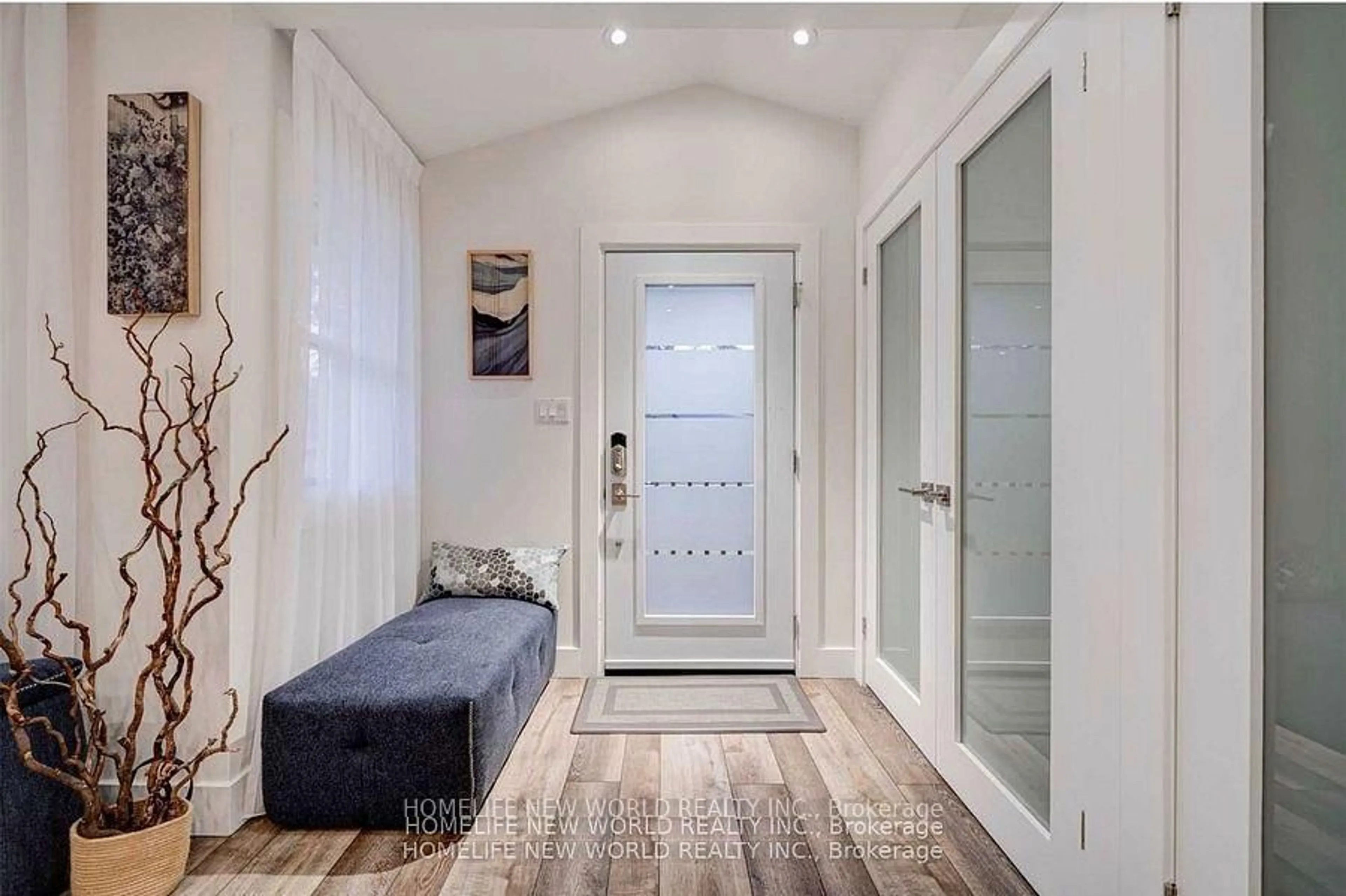 Indoor entryway for 65 Edith St, Georgina Ontario L0E 1L0