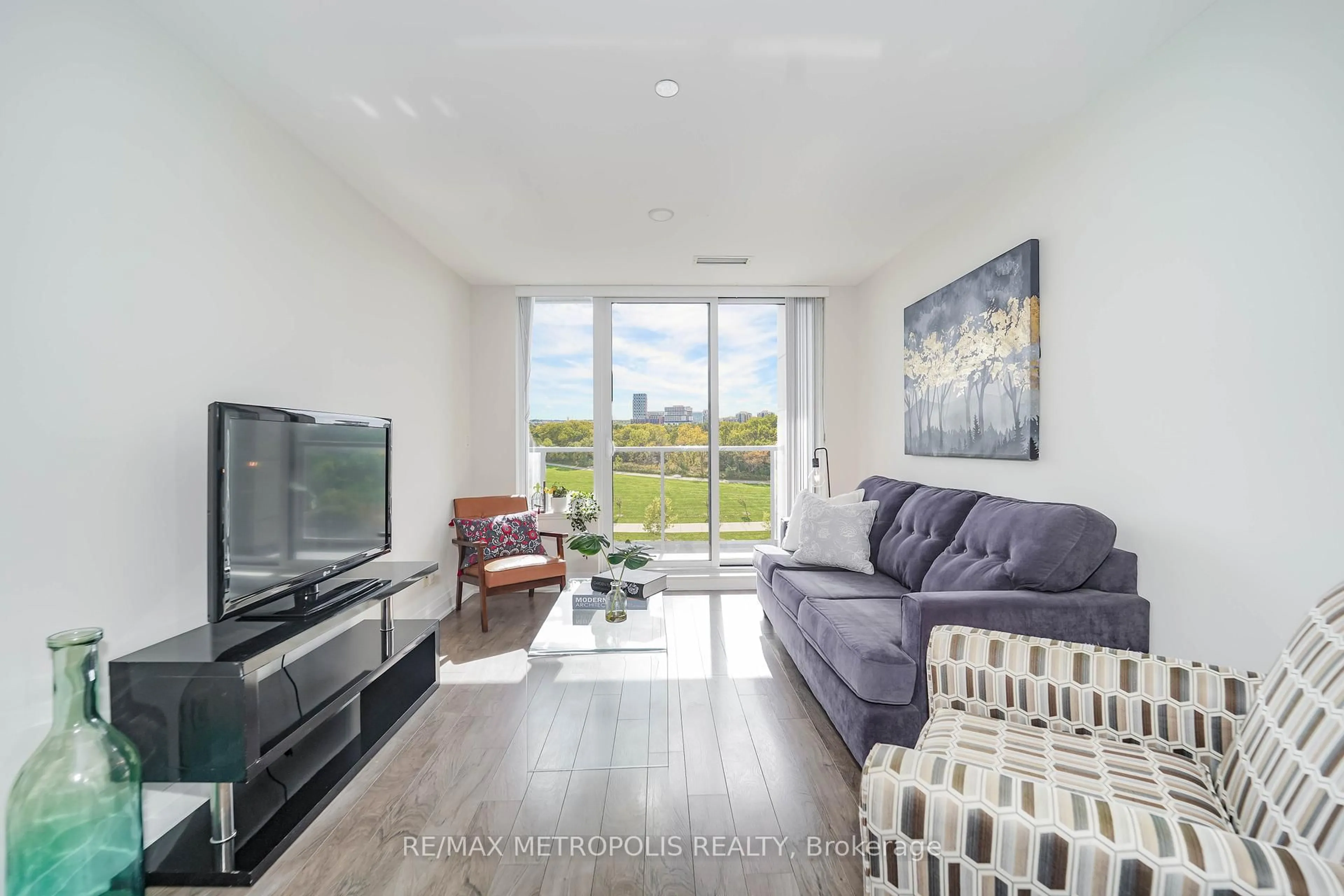 Living room with furniture, unknown for 18 Uptown Dr #819, Markham Ontario L3R 5M5
