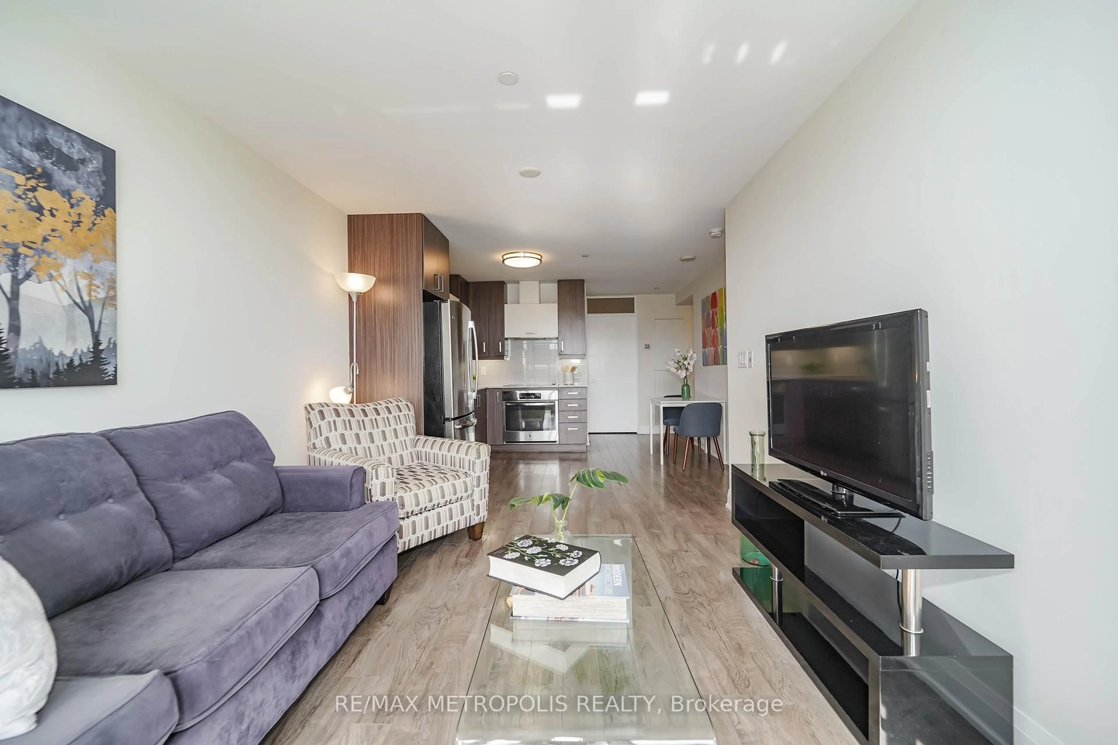 Living room with furniture, wood/laminate floor for 18 Uptown Dr #819, Markham Ontario L3R 5M5