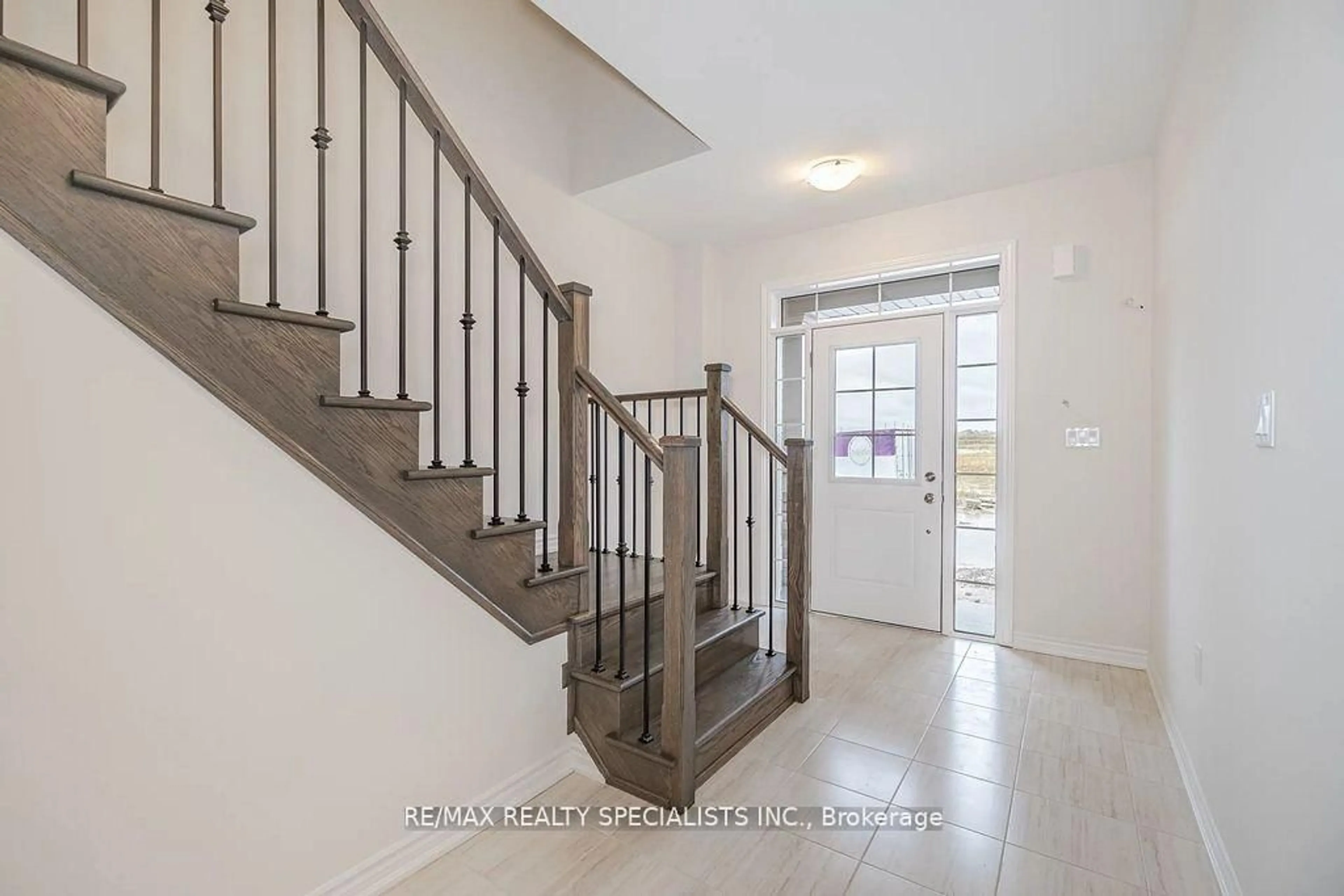 Indoor entryway for 1503 Prentice Rd, Innisfil Ontario L9S 4R7