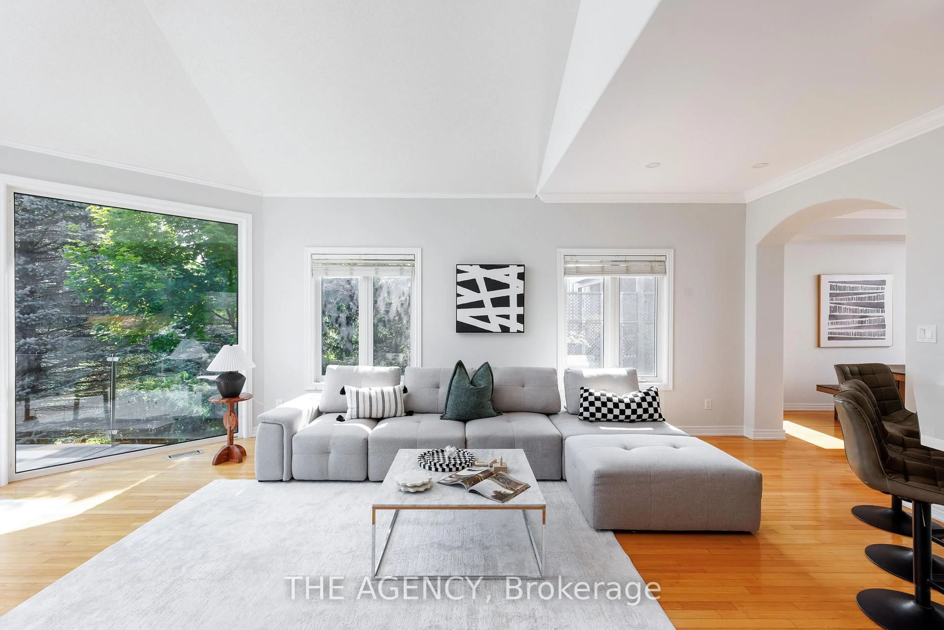 Living room with furniture, unknown for 703 Madeline Hts, Newmarket Ontario L3X 2J6