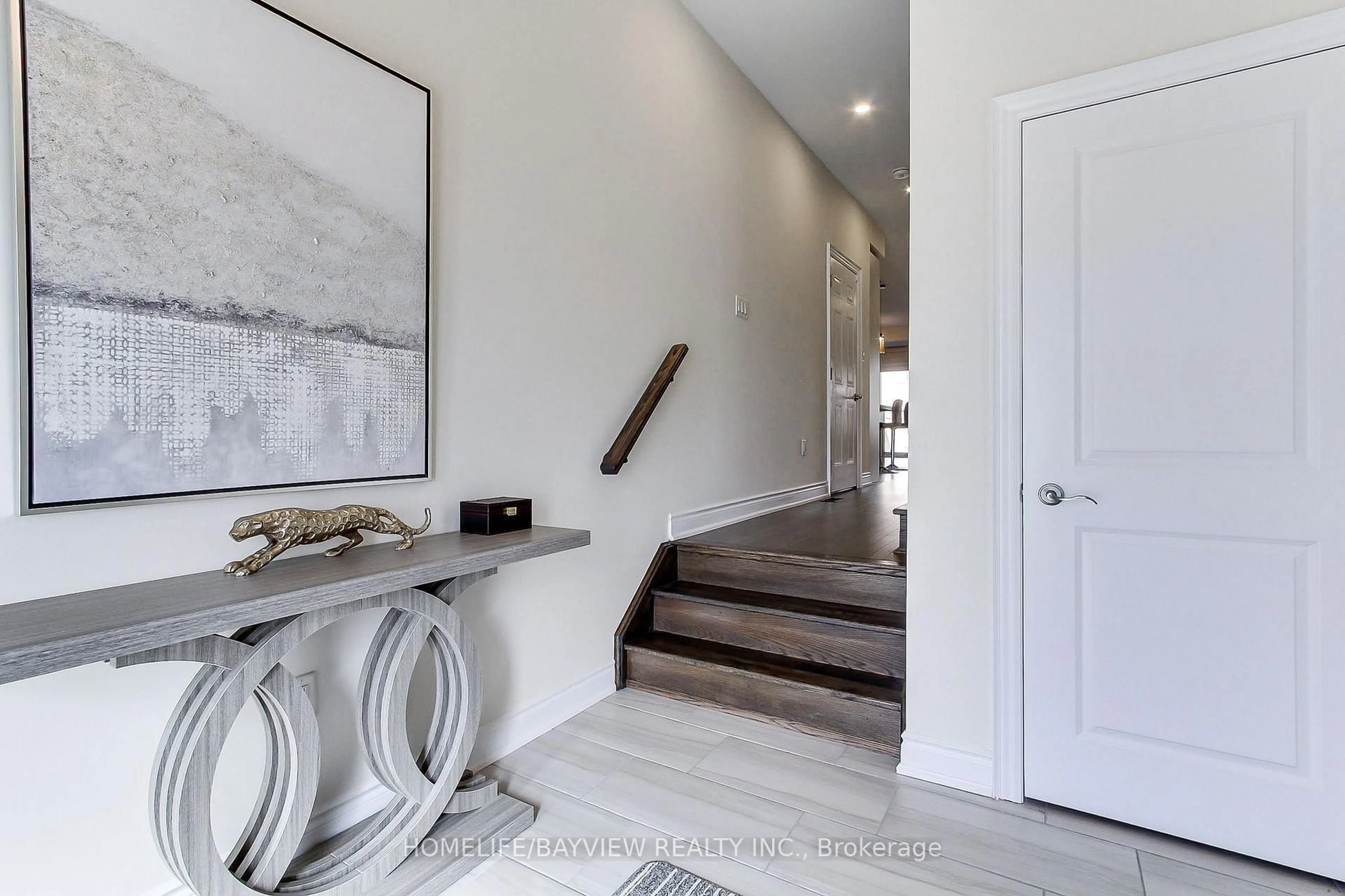 Indoor entryway for 70 Lorne Thomas Pl, New Tecumseth Ontario L9R 0V8