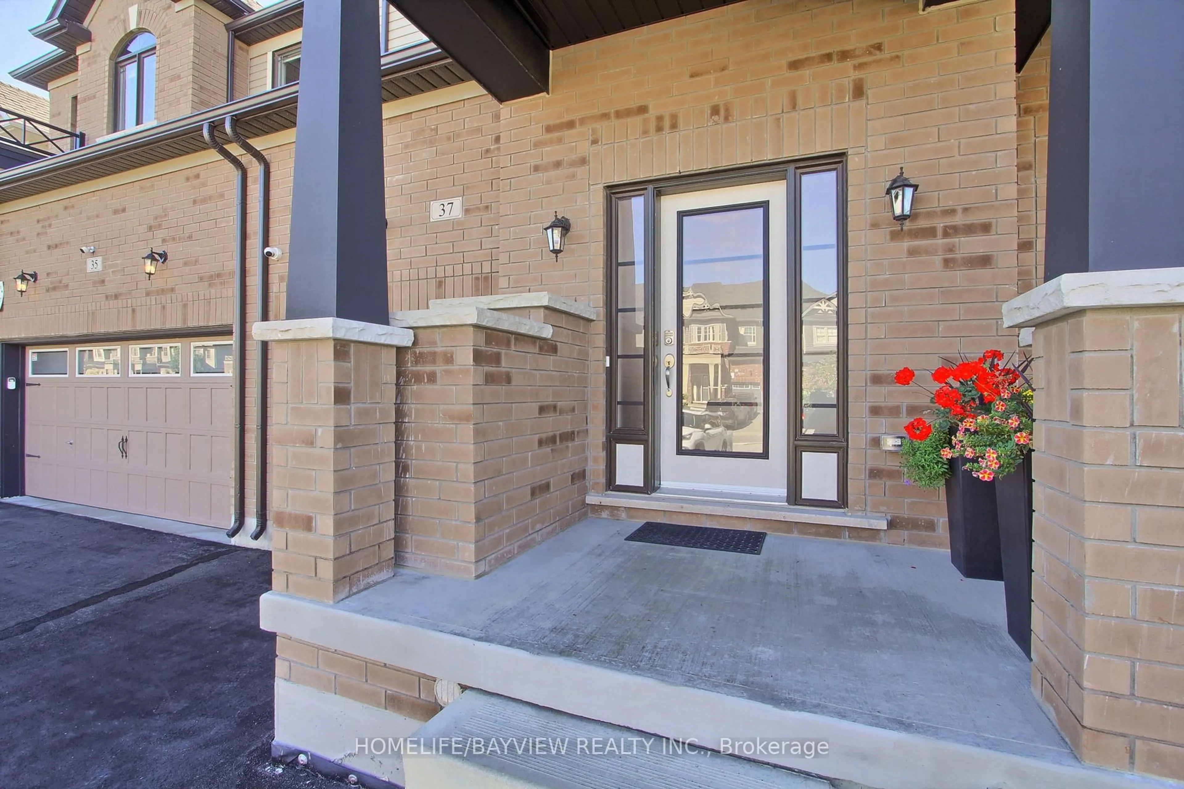 Indoor entryway for 37 Arnold Cres, New Tecumseth Ontario L9R 0T6