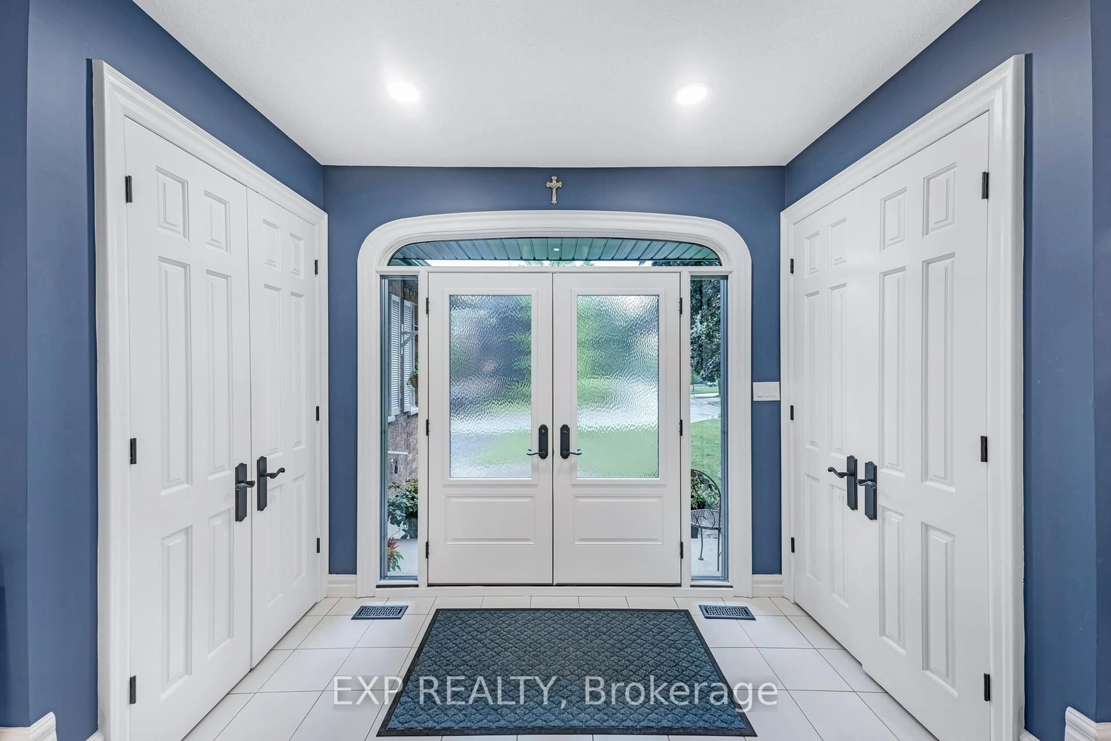 Indoor entryway for 67 Geoffrey Cres, Whitchurch-Stouffville Ontario L4A 5C1