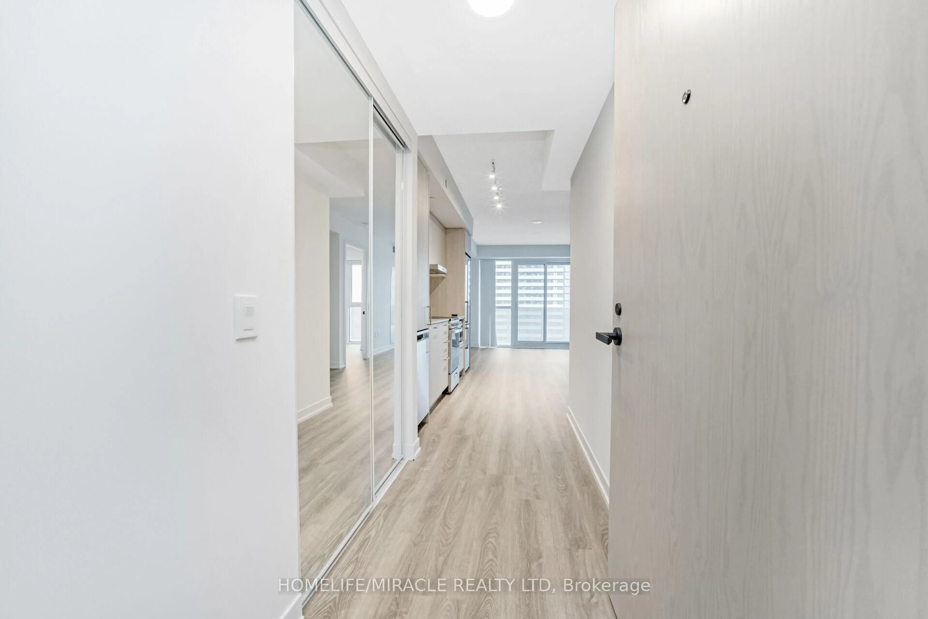 Indoor entryway for 195 Commerce St #3717, Vaughan Ontario L4K 0P9