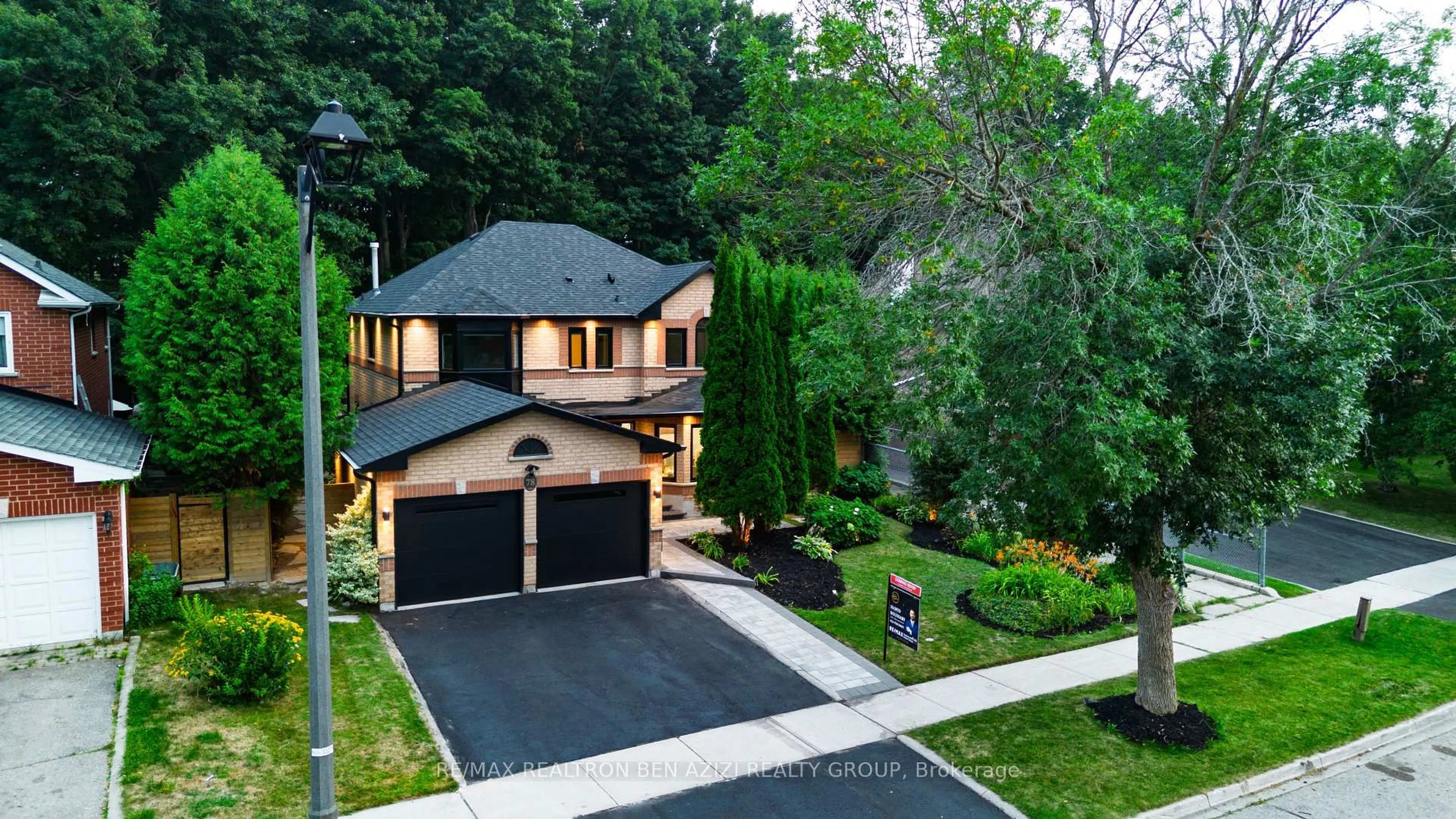 A pic from outside/outdoor area/front of a property/back of a property/a pic from drone, street for 78 Charing Cres, Aurora Ontario L4G 6P5