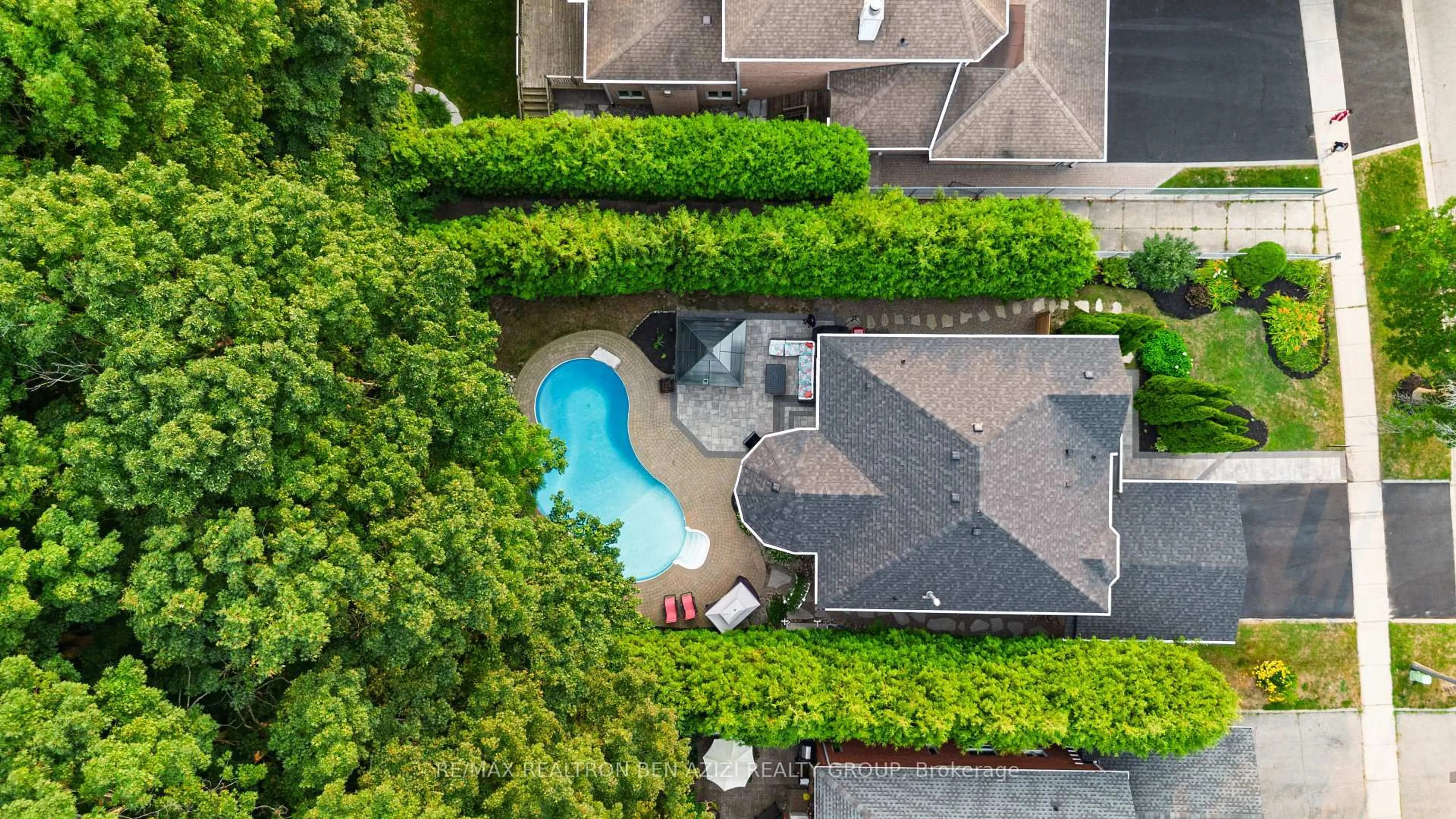 A pic from outside/outdoor area/front of a property/back of a property/a pic from drone, unknown for 78 Charing Cres, Aurora Ontario L4G 6P5