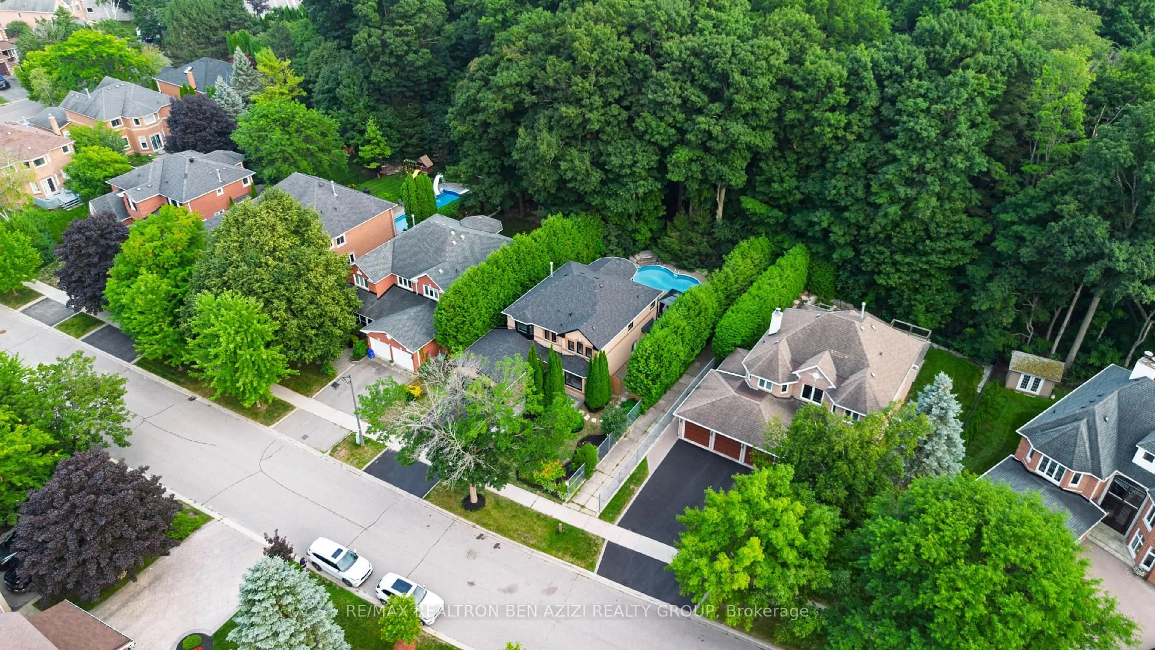 A pic from outside/outdoor area/front of a property/back of a property/a pic from drone, street for 78 Charing Cres, Aurora Ontario L4G 6P5