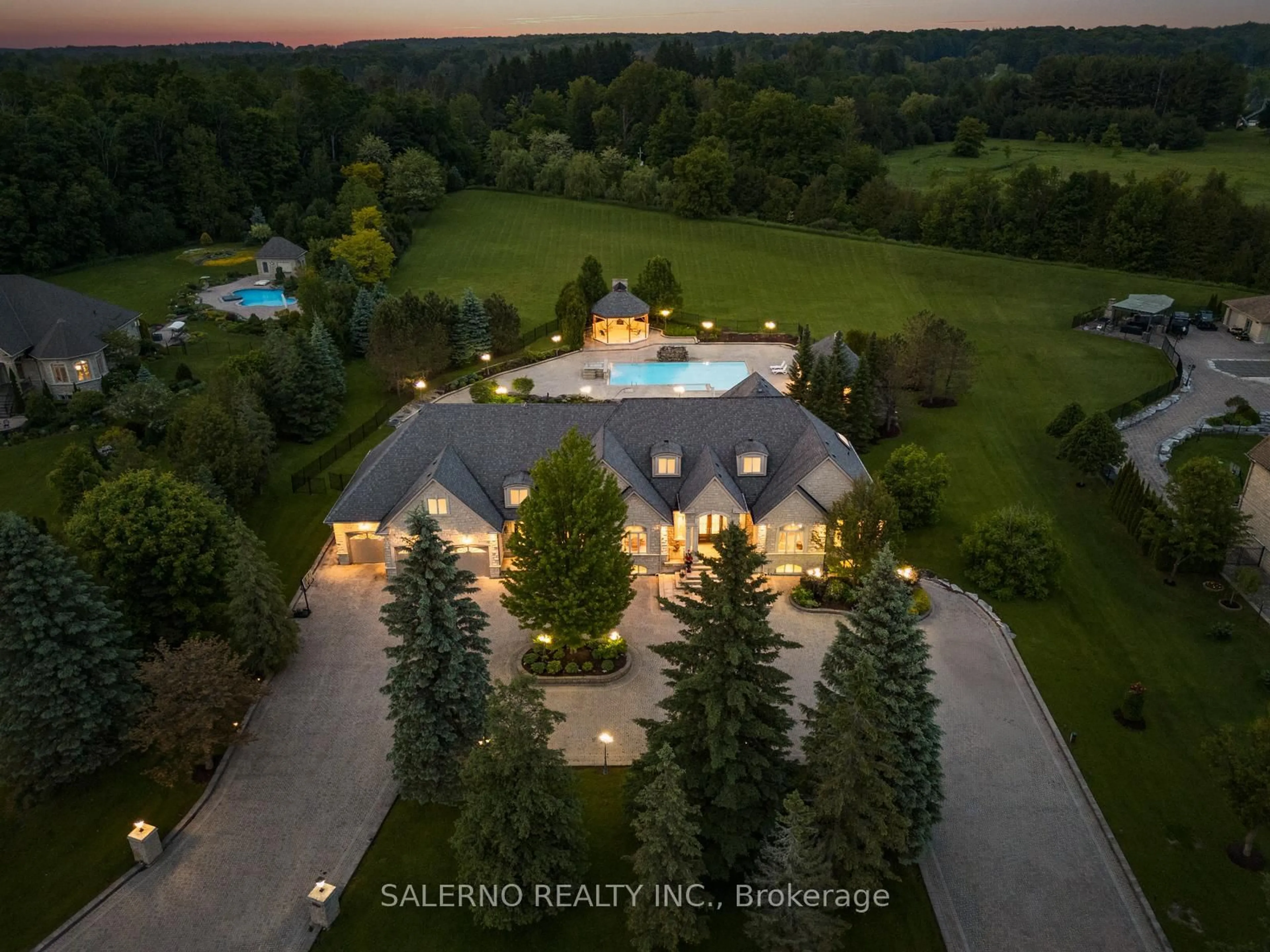A pic from outside/outdoor area/front of a property/back of a property/a pic from drone, water/lake/river/ocean view for 22 Riverstone Crt, East Gwillimbury Ontario L0G 1V0