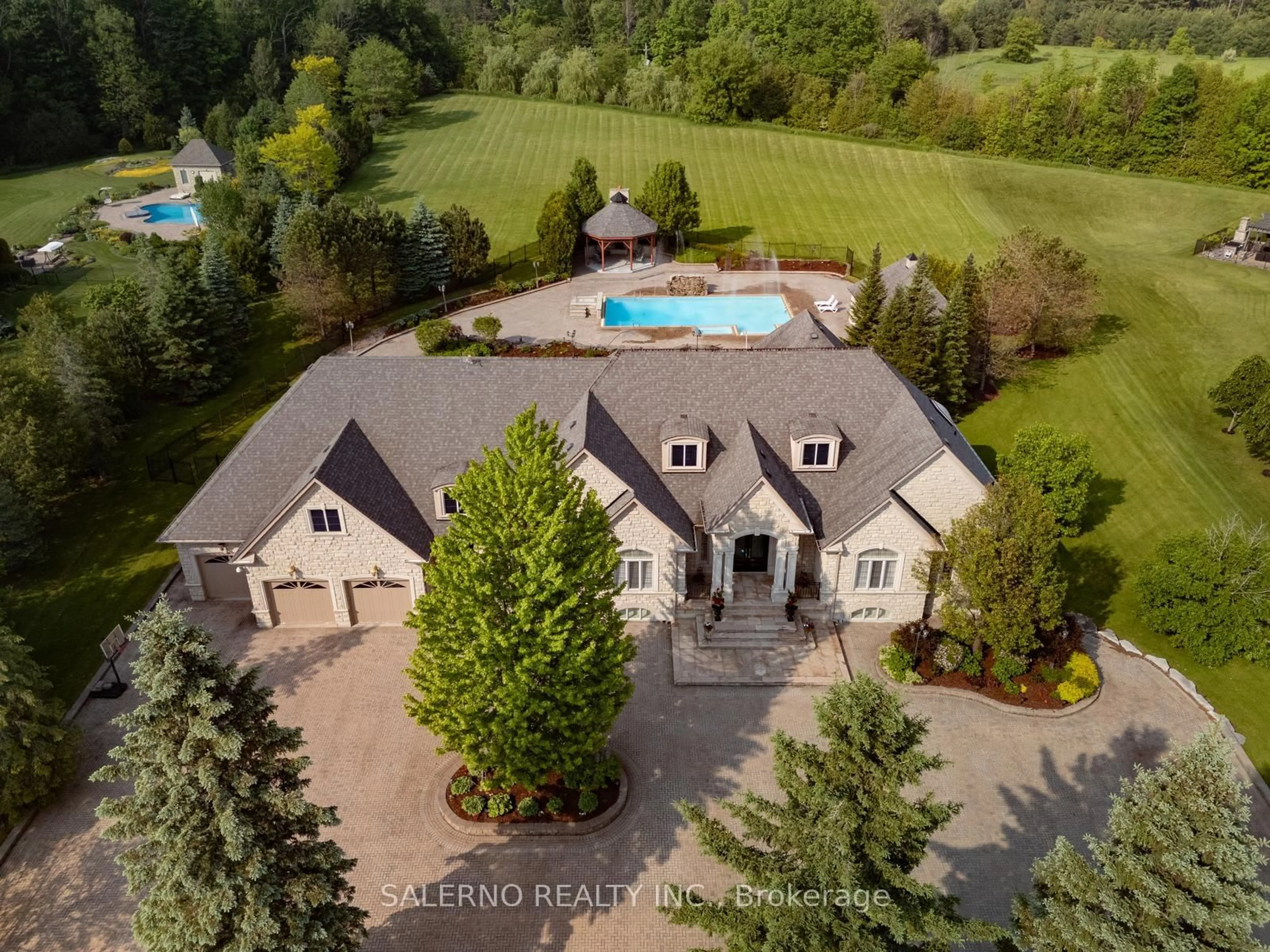 A pic from outside/outdoor area/front of a property/back of a property/a pic from drone, water/lake/river/ocean view for 22 Riverstone Crt, East Gwillimbury Ontario L0G 1V0